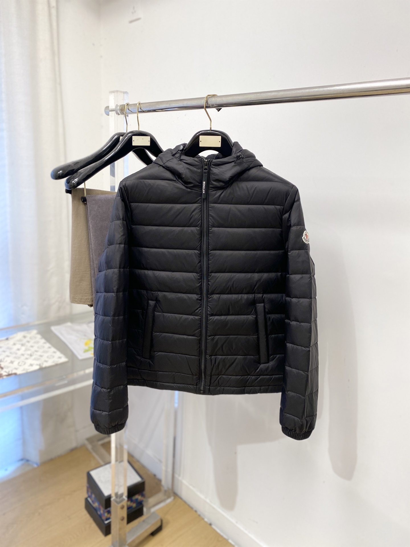 蒙*、2026最新款男士羽绒服、面料柔软舒适 ．上身版型超赞 ．拉链．辅料都是客供 、进口面料，轻便舒适，保暖有型、简单