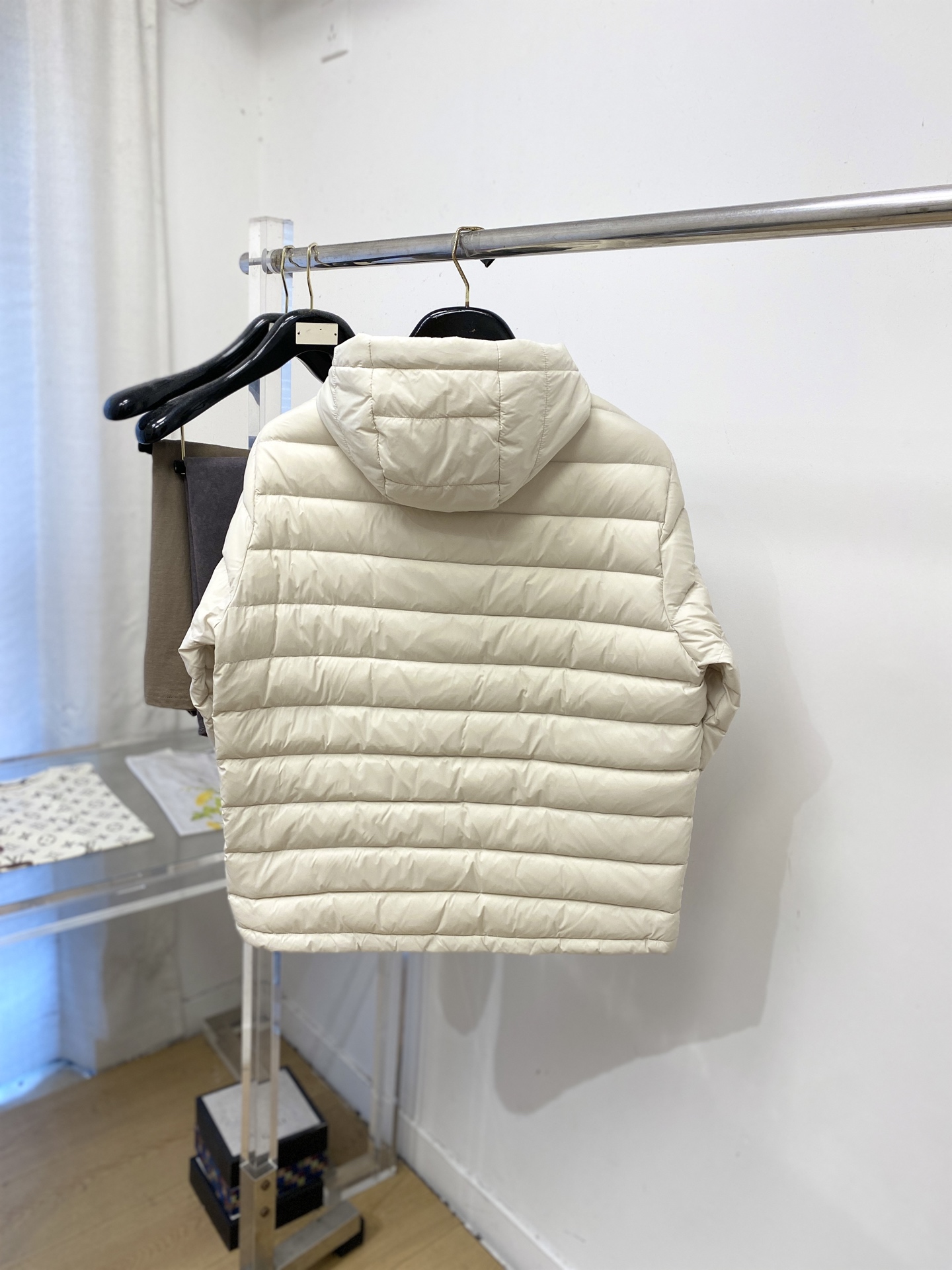 蒙*、2026最新款男士羽绒服、面料柔软舒适 ．上身版型超赞 ．拉链．辅料都是客供 、进口面料，轻便舒适，保暖有型、简单