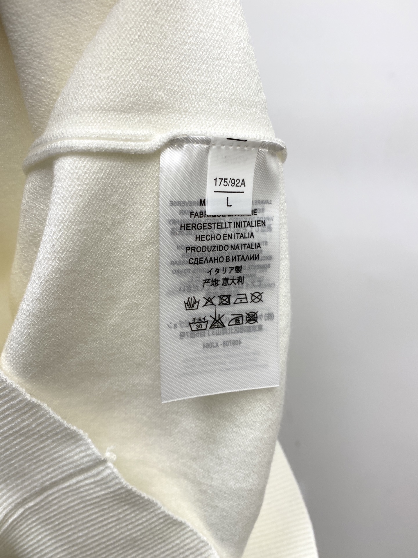 蒙*、2026新品羊毛衣 具有手感细腻柔软，可直接与肌肤接触，让暖心的纱线变化出细腻的质感，顶级工艺极具特色出彩，款式简