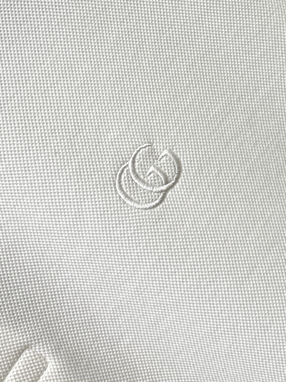 古*、2026新品长袖，时尚帅气，简约百搭款，胸前精致刺绣字母logo，定制原版面料，不仅挺括，保持潮流的廓形，又穿着舒