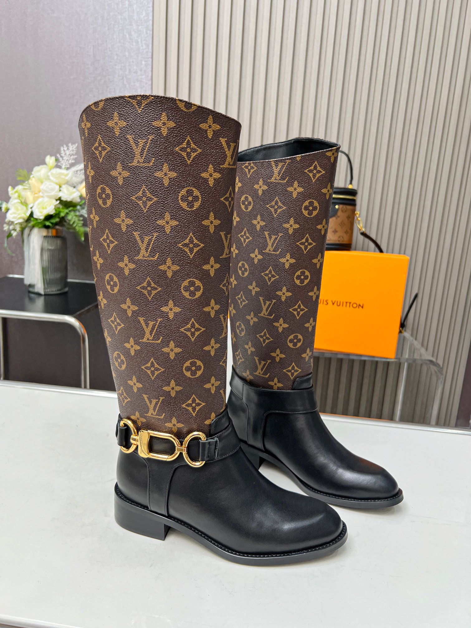 NO:484421,Louis Vuitton Louis Vuitton fall and winter latest model, high-end customization, 11-carved reproduction, favorite of celebrities' celebrity show. This Westside flat-sole ankle boot is made of delicate cowhide leather, engraved with Louis Vuitton logo, showing the knightly style. The leather outsole is embedded in rubber to create wear resistance and comfort experience. Facial cowhide inner sheepskin original mold opening color black brown Number of codes: 35-40 (41 42 customizable, non-returnable), boots, louis vuitton, louis vuitton, boots, cowhide, sheepskin19860909Louis Vuitton路易威登秋冬最新款 高端定制 11刻复 各大明星网红走秀最爱 此款Westside 平底及踝靴取材细腻牛皮革,为大号金属弹簧扣镂刻路易威登标识,彰显率性骑士风范.皮革外底嵌入橡胶,营造耐磨性能和舒适体验. 面 料牛皮 内里羊皮 饰扣原版开模 颜色黑色 咖色 码数: 35一40（41 42可定制 不退换）,靴子,louis vuitton,louis vuitton,boots,cowhide,sheepskin,Women's Shoes