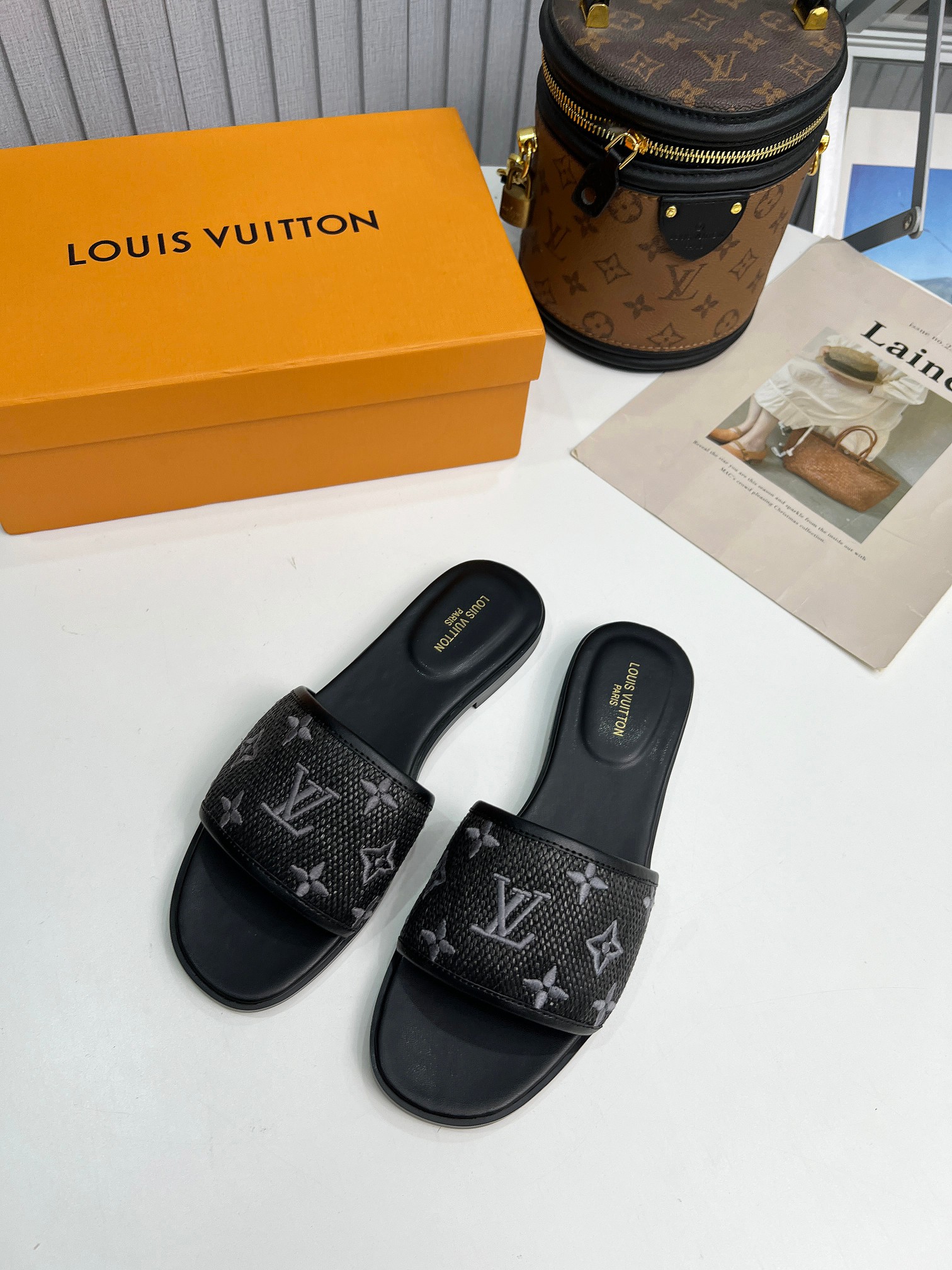 Louis Vuitton Nieuw
 Schoenen Pantoffels Abrikos kleur Zwart Wit Borduurwerk Echt leer Lente/Zomercollectie