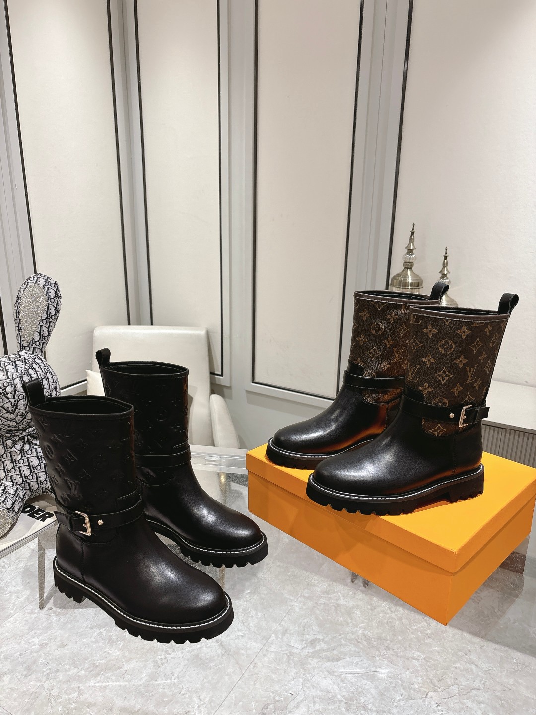 NO:173051,Louis Vuitton Louis Vuitton autumn and winter high-end customization, major celebrity Internet celebrity catwalk models, century-old classic, exquisite craftsmanship, comfortable to wear. This Territory flat-soled ankle boots combine smooth cowhide and Monogram embossed cowhide, and adjustable leather straps with inscription buckles and studs.. Full-grain cowhide inner cowhide buckle original mold color black brown, 35-40 (41 42 can be customized, no return or exchange) Welcome bosses to burst the order, boots, louis vuitton, louis vuitton, boots, cowhide19860909批Louis Vuitton路易威登秋冬高端定制 各大明星网红走秀款,百年经典,工艺精湛,上脚舒适. 本款 Territory 平底及踝靴融合光滑牛皮革和 Monogram 压纹牛皮革,为可调节皮革饰带搭配铭纹搭扣和饰钉.. 面料全粒面牛皮 内里 牛皮饰扣原版开模颜色黑色 咖色 码数35一40（41 42可以定做 不退换）欢迎各位老板爆单,靴子,louis vuitton,louis vuitton,boots,cowhide,Women's Shoes