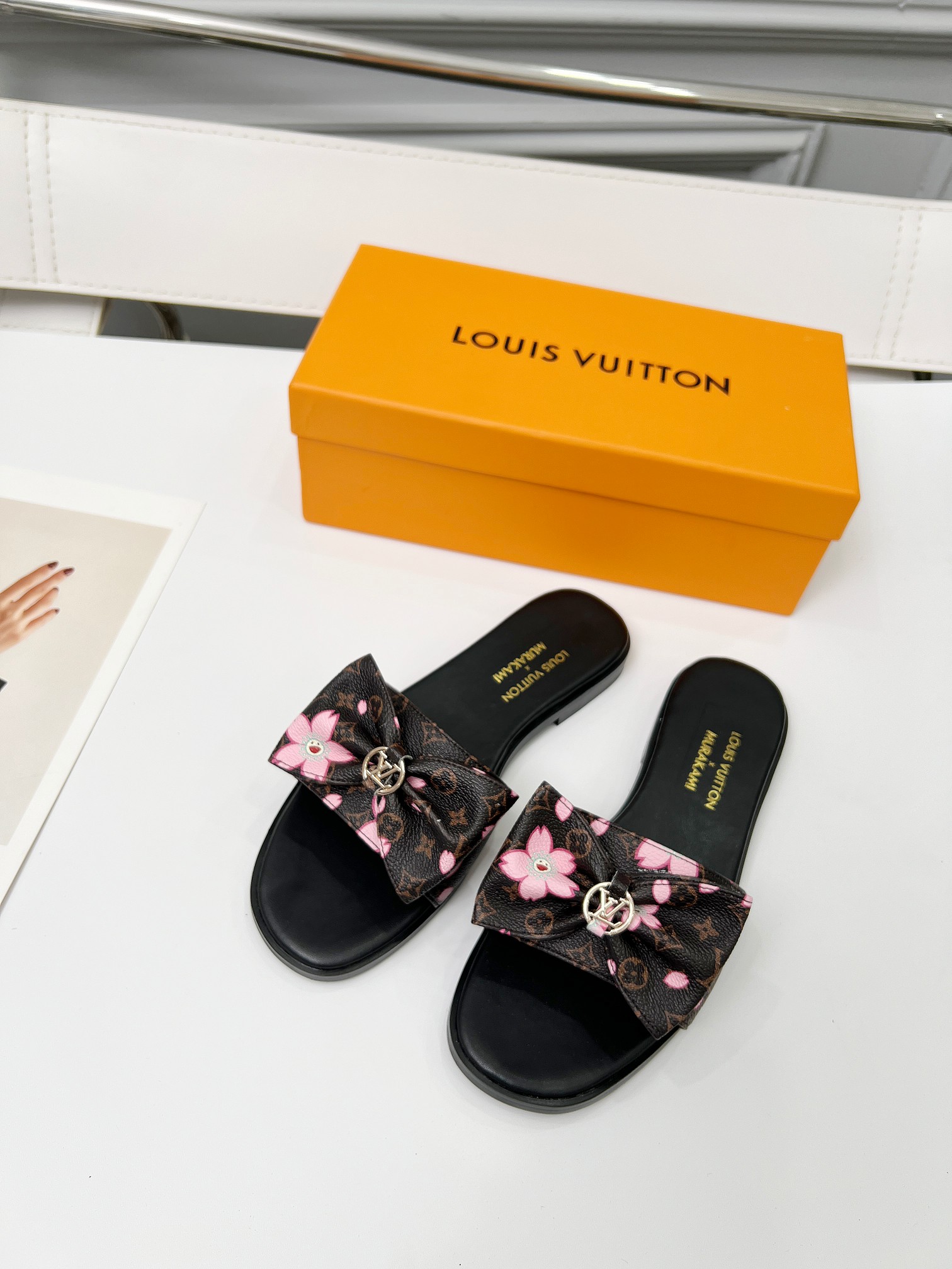 NO:250142,(Customized leather bottom 190) [LV x Takashi Murakami 2025 Limited Rainbow Drag | Art luxury trend explodes the street] When Monogram classic tattoos are put on rainbow suits, Louis Vuitton and Takashi Murakami have once again become gods!  The 