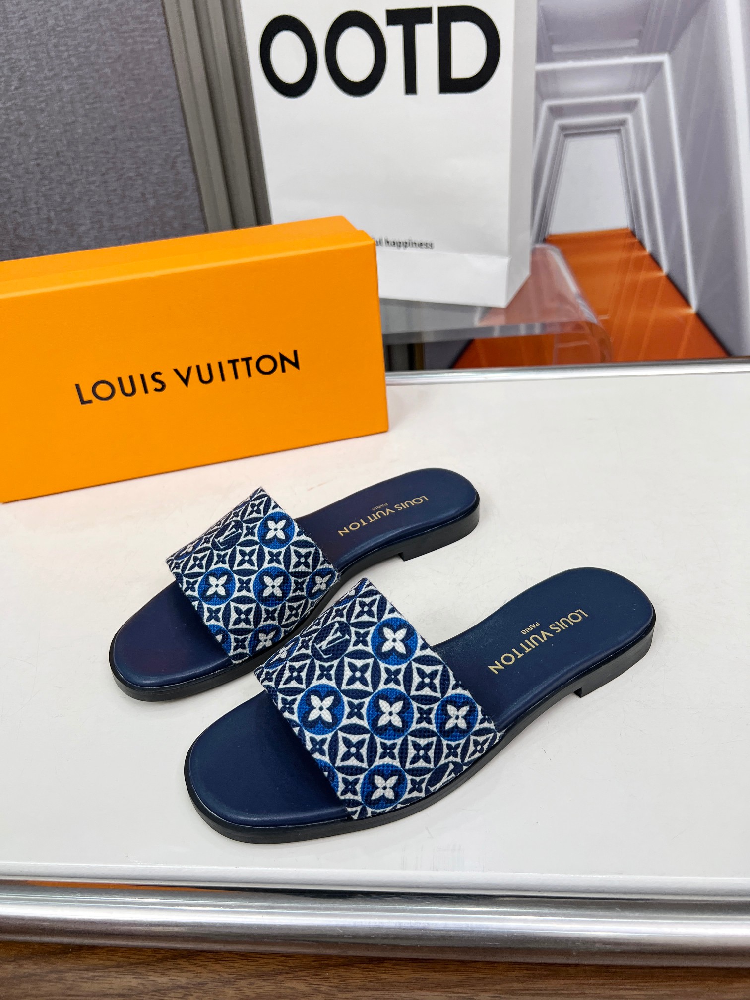 NO:385351,**LV 2025 spring and summer new Lily sandals | A lazy and high-end feeling that falls at a glance!  ** ** Must-have for summer!  ** LV's Lily flat bottom sandwich is really beautiful~ **Classic Monogram denim cloth** + **Embroidered leather logo**, casual and high-end, and it's amazing with jeans or small skirts!   **Soft leather sole + rubber footbed**, feel like walking on the clouds, you won’t be tired after walking for a day~ Low-key LV presbyterian logo, details are ecstasy!  When you wear it in summer, you can go out with an ins style blockbuster with a casual shot. ** niche and fashionable style**, sisters quickly rush!   #LV2025 Spring and Summer #flat sandals #lazy gossip #luxury outfits color apricot orchid, size 35 to 40 (41424344 can be customized, no return or exchange) (real leather sole can be customized, no return or exchange), slippers, louis vuitton, slippers, skirts, jeans19860909**LV 2025春夏新款Lily凉拖｜一眼沦陷的慵懒高级感！**  **夏日必备！** LV这双Lily平底凉拖真的美到窒息～  **经典Monogram丹宁布** + **压纹皮革标** ,随性又高级,搭配牛仔裤or小裙子都绝绝子！  **软皮底+橡胶鞋床** ,踩云感,暴走一天也不累脚～  低调的LV老花logo,细节控狂喜！夏天穿它出门,随手一拍就是ins风大片  **不撞款的小众时髦** ,姐妹速冲！  #LV2025春夏 #平底凉拖 #懒人福音 #奢侈品穿搭  颜色杏色兰色 码数35一40码（41424344 可定做 不退不换）（真皮底可定做不退不换）,拖鞋,louis vuitton,slippers,skirts,jeans,Women's Shoes