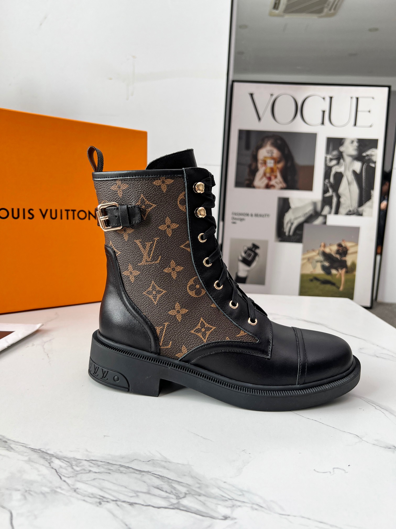 NO:484430,2025 must-enter for autumn and winter | LV Louis Vuitton Citizen flat boots The same catwalk model for celebrities is here!  A century-old classic meets the cool military style. This pair is really too explosive. Smooth cowhide fabric embossed Monogram presbyterian, low-key but full of high-end feel. Side zippers are put on and off in one second. Work-free and fashionable get Fabric shoelaces + canvas back straps. Details are full of big-name textures. Comfortable to the feet. No matter how you go wild, you won't be tired of your feet for a day. Whether you wear jeans or skirts, you will show your temperament. Niche and no match for the style. Unlock the same style of celebrity internet celebrities in advance. High-end customization craftsmanship. Classic out of time. Wear it. Easy slay the whole audience. #LV flat boots# autumn and winter new products. # same style. Fabric full-grain cowhide leather. Inner cowhide buckle original mold opening. Large sole original mold opening. Color black. Coffee. Number 36-40 (41 42 can be customized and not returned or exchanged), boots, louis vuitton, louis  vuitton, boots, skirts, jeans, cowhide198609092025秋冬必入｜LV路易威登Citizen平底靴 明星同款走秀款来啦！ 百年经典遇上军旅风酷感 这双真的太炸了 柔滑牛皮面料压花Monogram老花 低调却高级感拉满 侧边拉链一秒穿脱 不费力时髦get 织物鞋带+帆布后袢带 细节处处都是大牌质感 上脚舒适到爆 暴走一天都不累脚 无论配牛仔裤还是裙子都超显气质 小众不撞款 提前解锁明星网红同款 高级定制工艺 经典不过时 穿上它 轻松slay全场 #LV平底靴#秋冬新品 #明星同款 面料全粒面牛皮  内里牛皮饰扣原版开模 大底原版开模  颜色黑色 咖色  码数36一40（41 42可以定做 不退换）,靴子,louis vuitton,louis vuitton,boots,skirts,jeans,cowhide,Women's Shoes