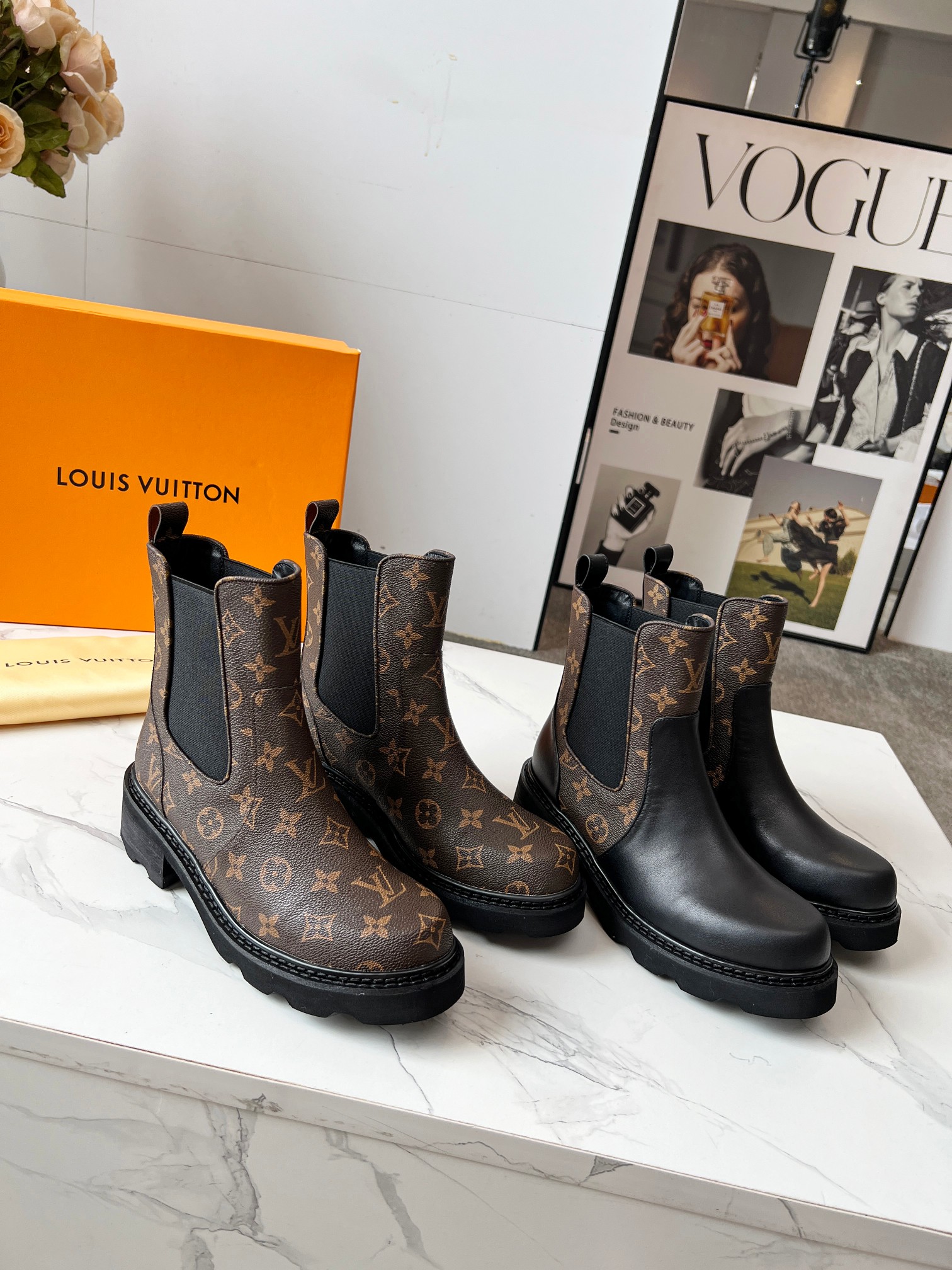 NO:616928,LOUS VUITON 2025 Louis Vuitton official website latest short boots model, official website original version 1:1. LV Beaubourg uses calf leather to present a Chelsea-style upper, with a lightweight thick sole, and Monogram canvas trim and contrast stitching to outline the elastic side panels and seams respectively, cleverly interpreting the combination of strength and softness. It is a fashionable short boot that is comfortable and generous, versatile and very good-looking. The upper is full-grain calf leather. The lining is sheepskin.  Color black/coffee, 35 to 40 yards, (414243 yards can be customized without return or exchange) Bosses are welcome to place orders!  ,boots,louis vuitton,louis vuitton,boots,cowhide,sheepskin19860909LOUS VUITON  路易威2025官网最新短靴款,官网原版一比一. LV Beaubourg 采用小牛皮呈现切尔西风格鞋面,搭配轻盈厚底,更有 Monogram 帆布镶边和撞色缝线分别勾勒弹力侧围和贴缝,巧妙演绎刚柔并济.是一款舒适大方,上脚百搭而又非常好看的时尚短靴. 鞋面全粒面小牛皮. 内里垫脚羊皮. 颜色黑色/咖色 35至40码,(414243码可以定做不退换) 欢迎各位老板下单！,靴子,louis vuitton,louis vuitton,boots,cowhide,sheepskin,Women's Shoes