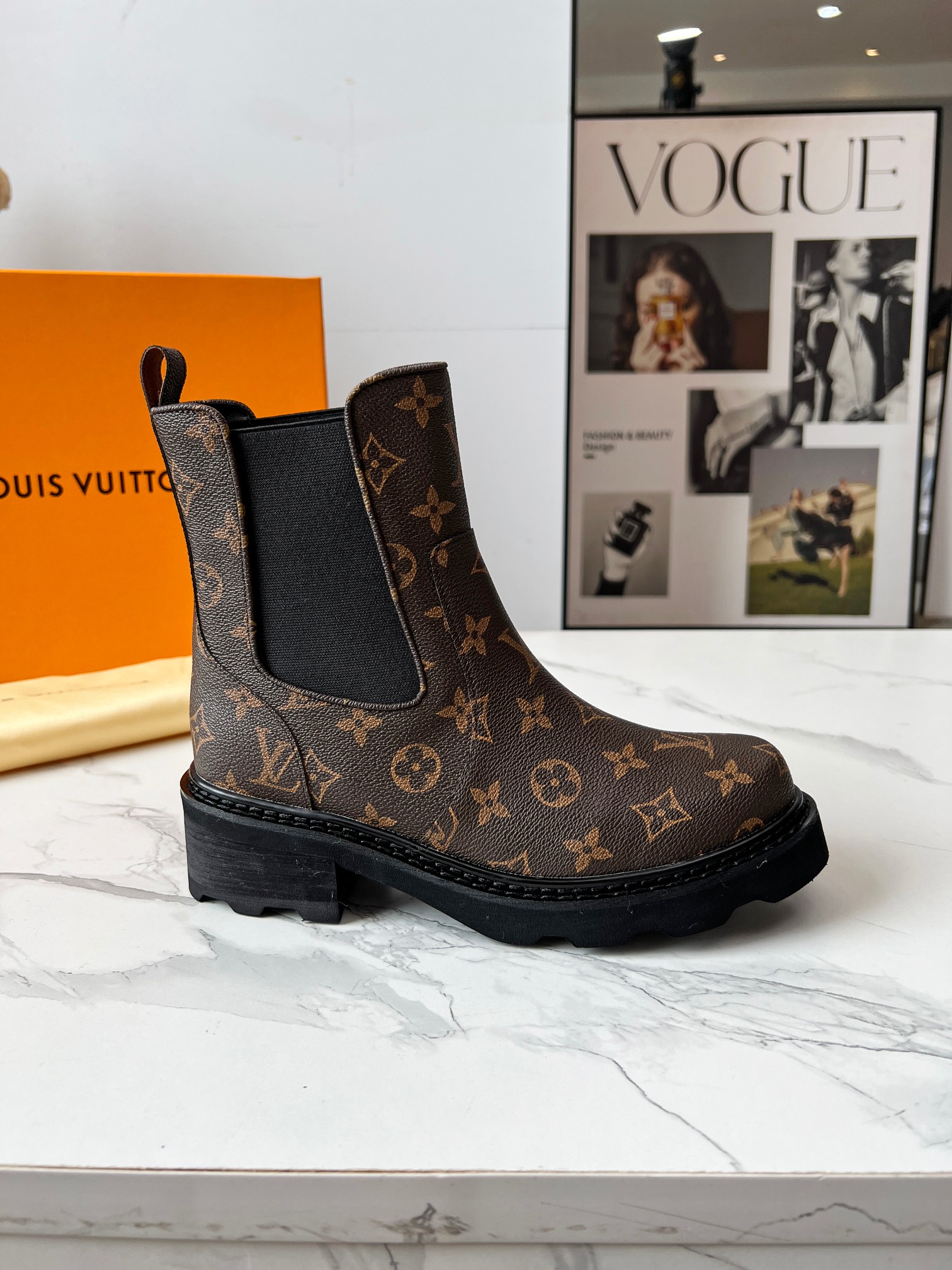 NO:484434,LOUS VUITTON 2025 New one-piece short boots | The ceiling for lazy outfits is here!  No need to tie or worry, just go out directly with one foot, fashionable people are wearing this pair!  High-end calfskin material, soft and stylish without scrubbing feet. The classic design of Chelsea boots meets LV presbyterian edging, retro and high-end!  Lightweight and thick-soled design, quietly increasing height without tiring your feet, small girls can easily control it~ Elastic side circumference + contrasting stitching details, easy to put on and take off, and it looks good and exciting with skirts and jeans!  The real kick, the real original texture, the high-end feeling starts from the feet~ When you wear it, you will be the best-wedding cub on the whole street!  Full grain calfskin on the upper. Inner sheepskin. Color black/coffee. Size 35 to 40 (41/42/43 can be customized without return or exchange), boots, louis vuitton, boots, skirts, jeans, cowhide, sheepskin19860909LOUS VUITTON 2025 新款一脚蹬短靴｜懒人穿搭的天花板来了！ 不用系带、不用纠结,一脚蹬上直接出门,时髦人都在穿这双！ 高级小牛皮材质,柔软有型不磨脚,切尔西靴的经典设计遇上LV老花镶边,复古又高级！ 轻盈厚底设计,悄悄增高还不累脚,小个子女生也能轻松驾驭～ 弹力侧围＋撞色缝线细节,穿脱方便还百搭,配裙子、牛仔裤都好看炸！ 真正的一脚蹬、真的原版质感,高级感从脚开始～穿上它就是整条街最会穿的崽！ 鞋面全粒面小牛皮. 内里羊皮. 颜色黑色/咖色 码数35至40码(41/42/43码可以定做不退换),靴子,louis vuitton,boots,skirts,jeans,cowhide,sheepskin,Women's Shoes