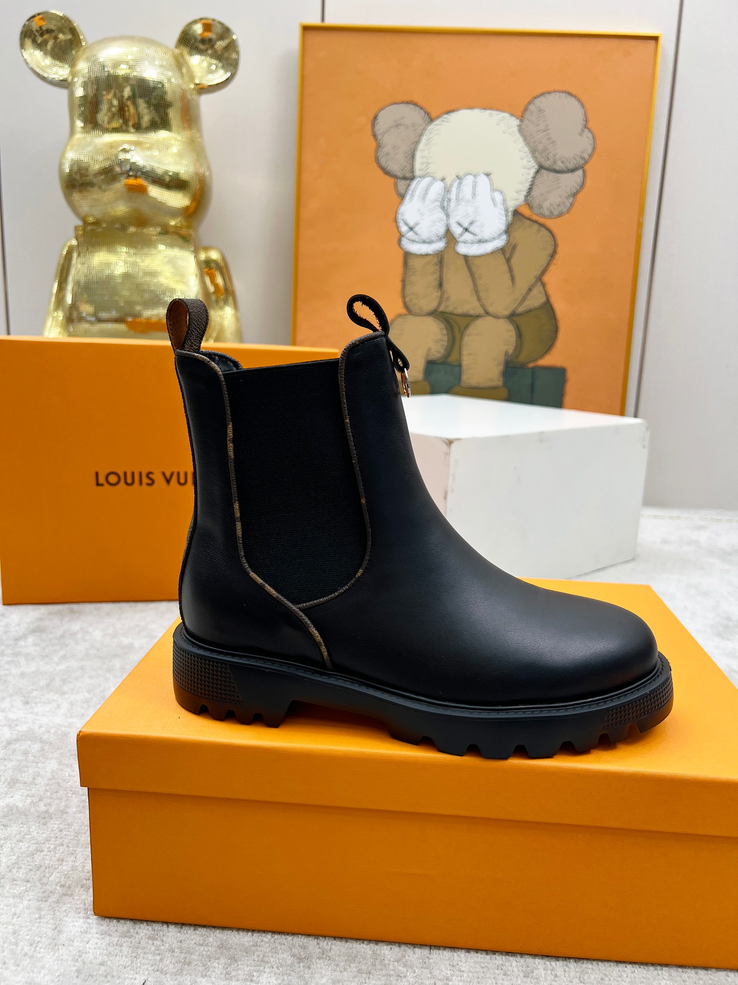 NO:537006,LOUS VUITON 2025 official website latest short boots, the original version of the official website is 1 to 1. LV Beaubourg uses calfskin to present a Chelsea-style upper, paired with light and thick sole, and Monogram canvas trim and contrasting stitching outlines the elastic side circumference and seam, cleverly interpreting the combination of hardness and softness. It is a comfortable and elegant, versatile and very beautiful fashionable short boots. The upper has a full grain calfskin. Inner footbed sheepskin. Color black/coffee sizes 35 to 40, (414243 sizes can be customized without return and exchange) Bosses are welcome to place an order!  ,boots,louis vuitton,louis vuitton,boots,cowhide,sheepskin19860909LOUS VUITON  路易威2025官网最新短靴款,官网原版一比一. LV Beaubourg 采用小牛皮呈现切尔西风格鞋面,搭配轻盈厚底,更有 Monogram 帆布镶边和撞色缝线分别勾勒弹力侧围和贴缝,巧妙演绎刚柔并济.是一款舒适大方,上脚百搭而又非常好看的时尚短靴. 鞋面全粒面小牛皮. 内里垫脚羊皮. 颜色黑色/咖色 35至40码,(414243码可以定做不退换) 欢迎各位老板下单！,靴子,louis vuitton,louis vuitton,boots,cowhide,sheepskin,Women's Shoes