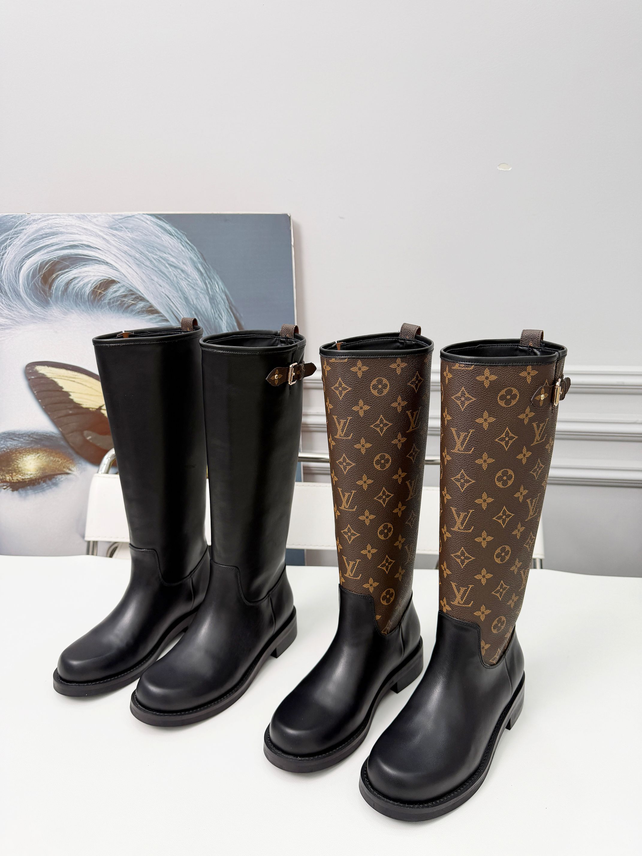 NO:616905,Louis Vuitton Louis Vuitton 2025 autumn and winter high-end customization, major celebrity Internet celebrity catwalk style, century-old classic, exquisite craftsmanship, comfortable on the feet. This Territory flat boots are made of silky calfskin and rubber elements. The Vuitton logo is embellished. The tread rubber outsole continues the design of military boots. The outsole is marked with Lv metal Logo. Classic and versatile. The fabric is full-grain cowhide. The lining is black sheepskin color. The code number is 35 to 40 (41).  42 can be customized (no return or exchange), boots, louis vuitton, louis vuitton, louis vuitton, boots, cowhide, sheepskin19860909Louis Vuitton路易威登2025秋冬高端定制 各大明星网红走秀款,百年经典,工艺精湛,上脚舒适.本款 Territory 平底靴令丝滑小牛皮碰撞橡胶元素Vuitton 标识点缀,胎面橡胶外底延续军靴设计,大底Lv金属Logo标示 经典百搭 面料全粒面牛皮 内里 羊皮颜色黑色 咖色 码数35一40（41 42可以定做 不退换）,靴子,louis vuitton,louis vuitton,louis vuitton,boots,cowhide,sheepskin,Women's Shoes