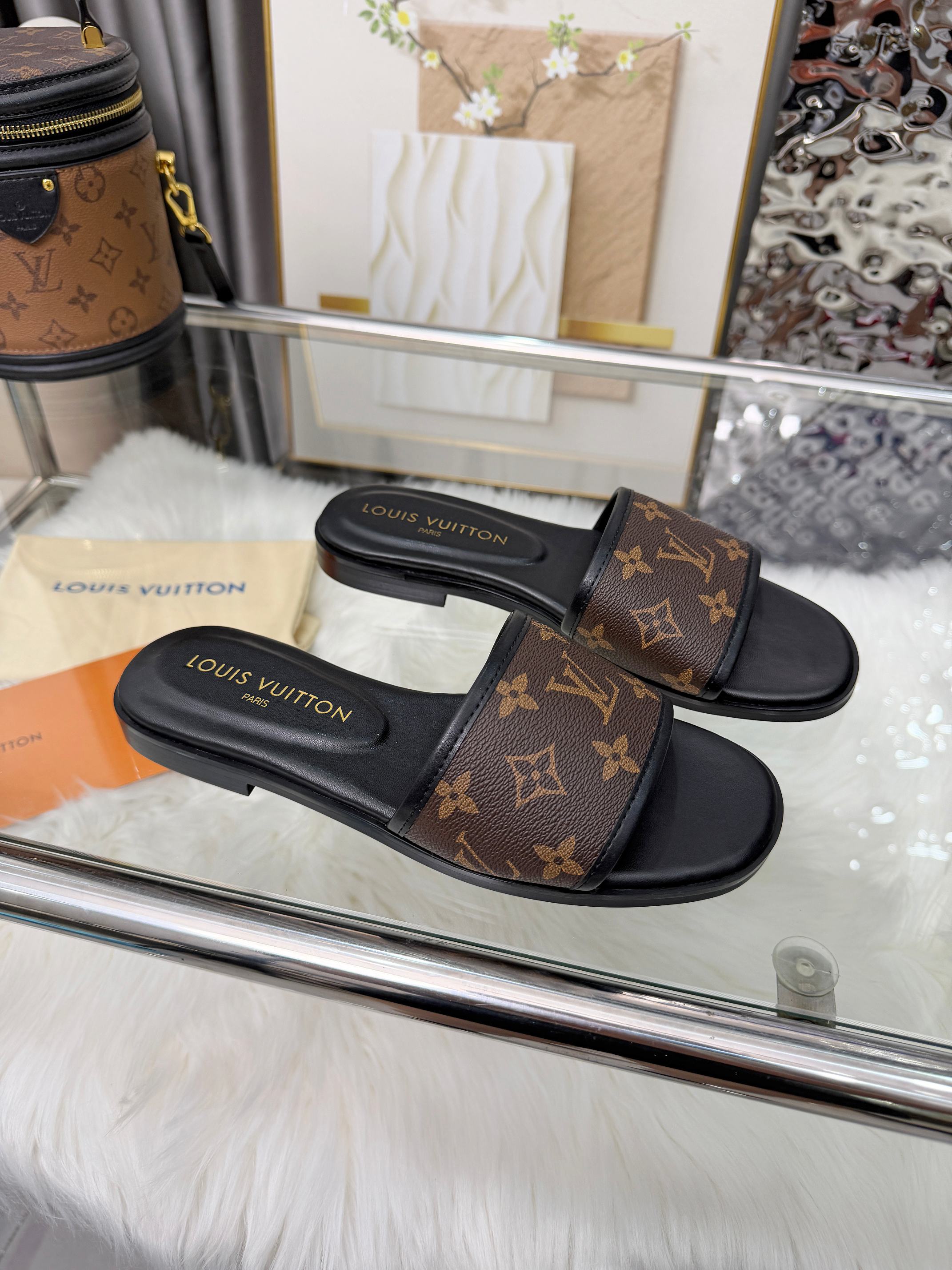 NO:788028,Rubber sole genuine leather sole Louis Vuitton Louis Vuitton's latest 2026 spring and summer style. This slipper uses Louis Vuitton's classic logo embossing to bring a different visual feast to the hot summer. Color black coffee (4 colors optional) Size 35 to 40 (414243 can be customized, non-refundable), slippers, louis vuitton, louis vuitton, louis vuitton, slippers19860909橡胶底真皮底 Louis Vuitton路易威登2026春夏最新款 此款拖鞋采用Lv经典Logo压花 給炎热的夏天带来不一样視觉盛宴 颜色黑色咖色（4色可选） 码数35一40码（414243可定做 不退不换）,拖鞋,louis vuitton,louis vuitton,louis vuitton,slippers,Women's Shoes
