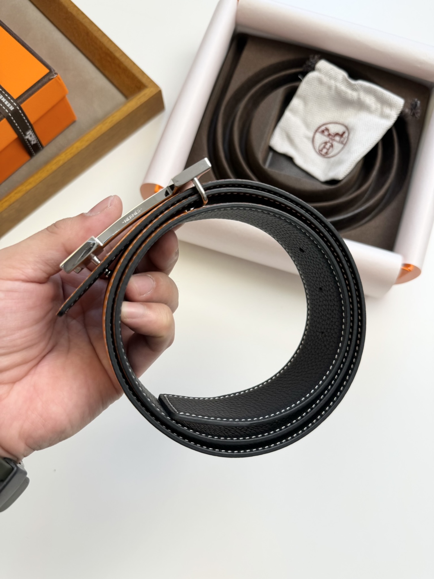 Hermès 双11特价 ，爱马仕钢扣配双面头层荔枝纹牛皮，双面效果，两面都可以使用，质量保证，宽度3.8CM