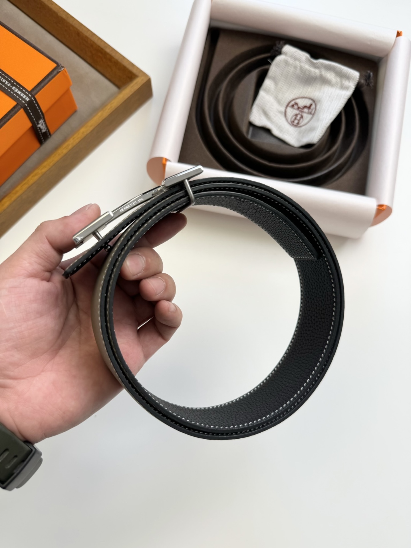 Hermès 双11特价 ，爱马仕钢扣配双面头层荔枝纹牛皮，双面效果，两面都可以使用，质量保证，宽度3.8CM