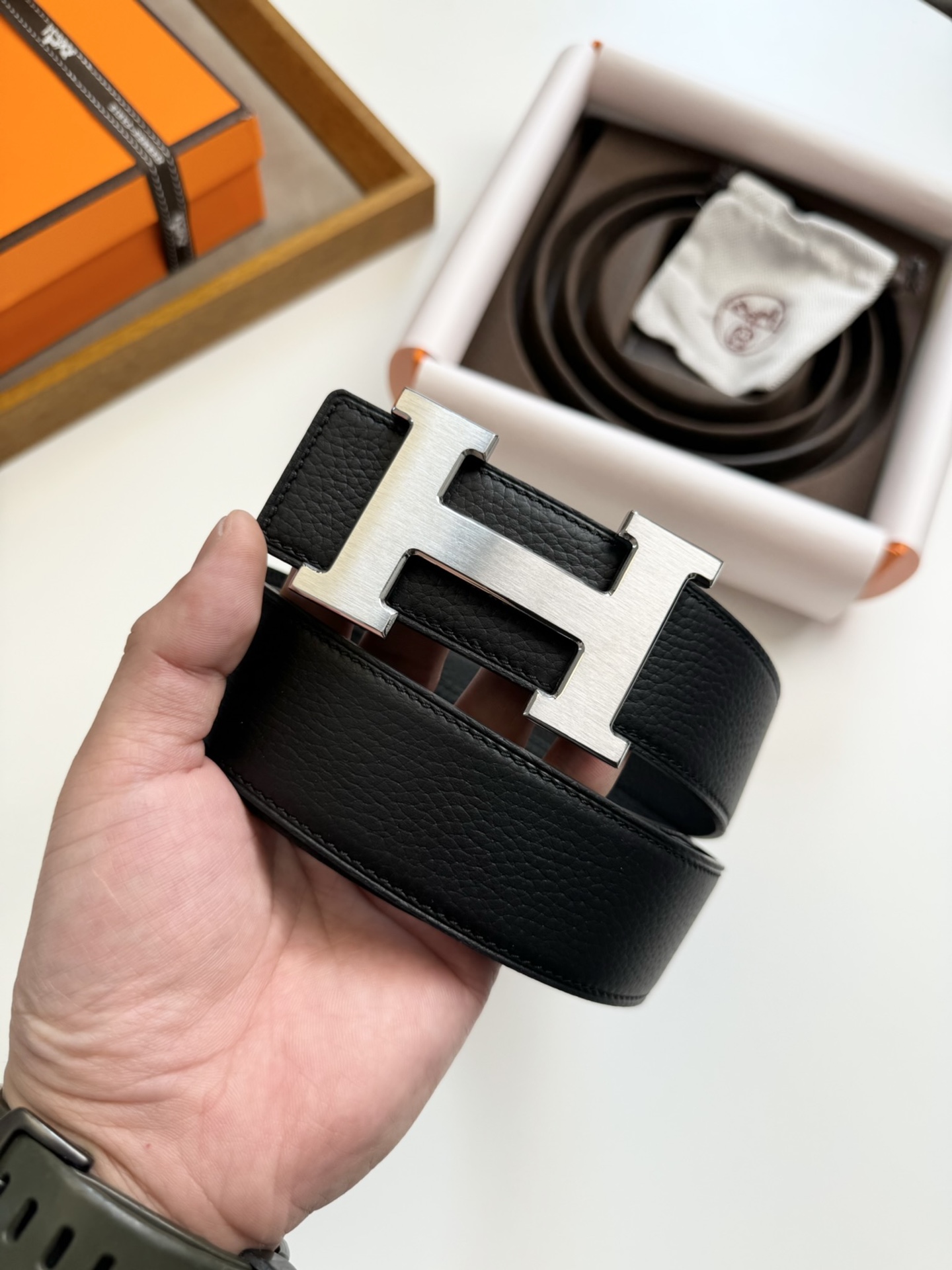 Hermès 双11特价 ，爱马仕钢扣配双面头层荔枝纹牛皮，双面效果，两面都可以使用，质量保证，宽度3.8CM