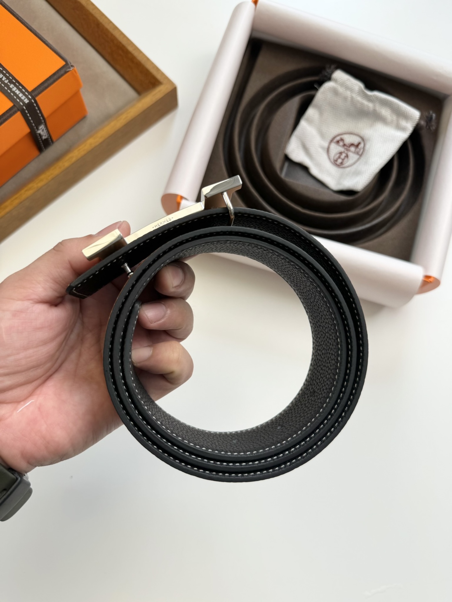 Hermès 双11特价 ，爱马仕钢扣配双面头层荔枝纹牛皮，双面效果，两面都可以使用，质量保证，宽度3.8CM