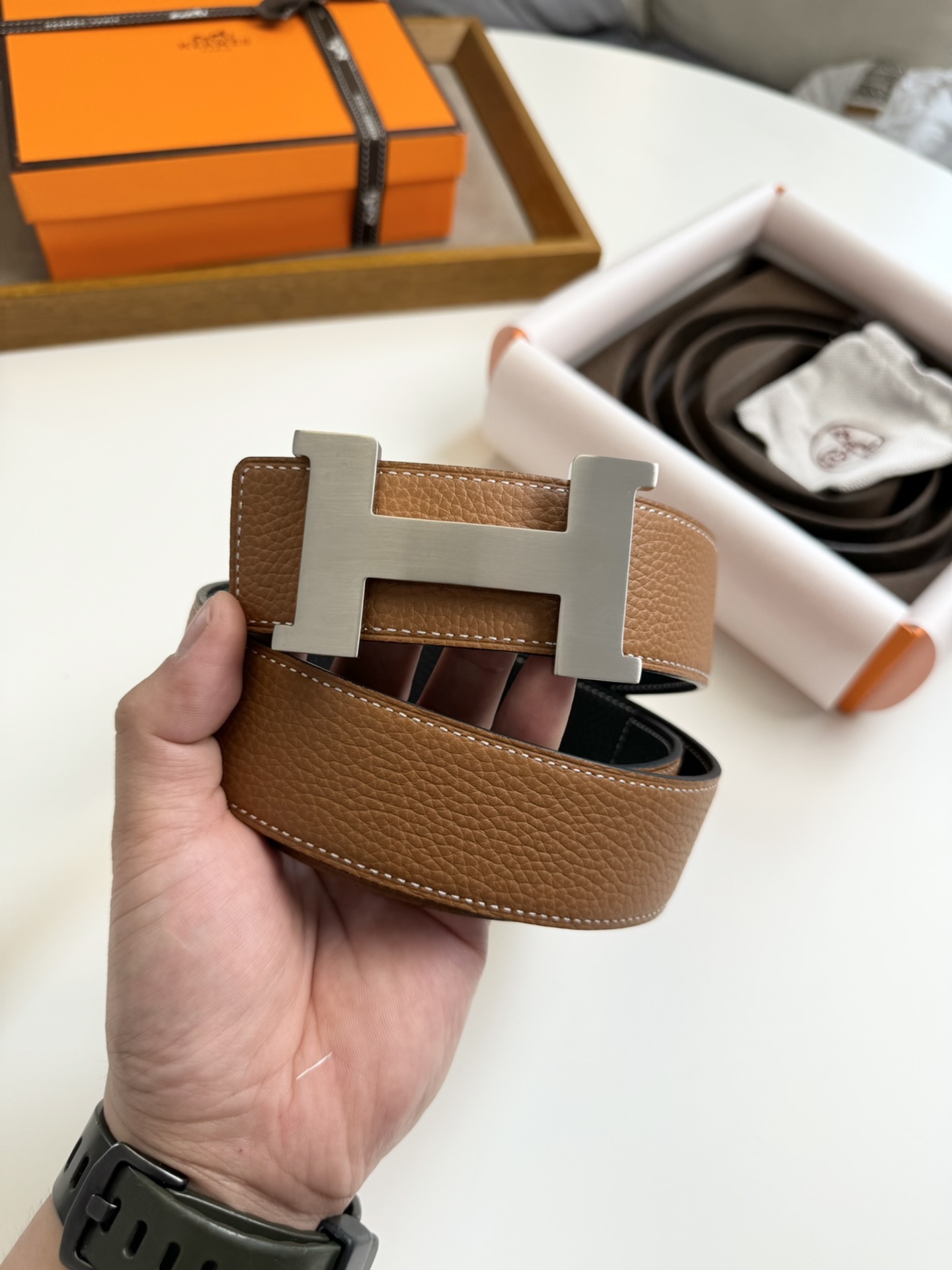 Hermès 双11特价 ，爱马仕钢扣配双面头层荔枝纹牛皮，双面效果，两面都可以使用，质量保证，宽度3.8CM