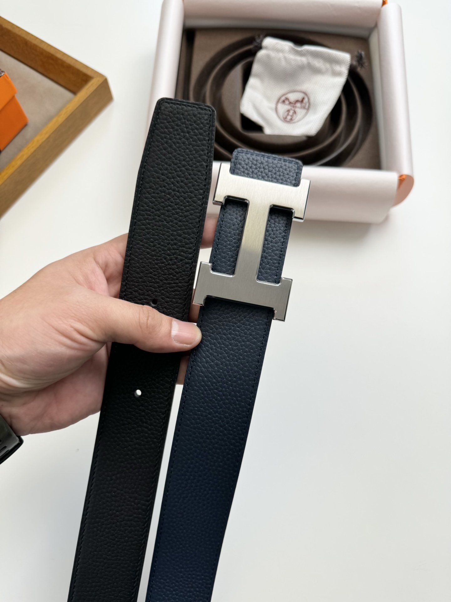 Hermès 双11特价 ，爱马仕钢扣配双面头层荔枝纹牛皮，双面效果，两面都可以使用，质量保证，宽度3.8CM
