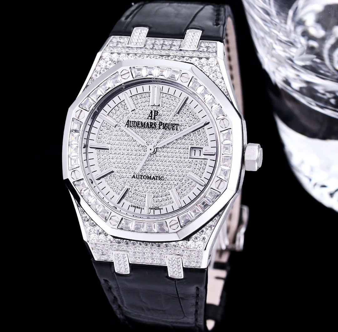 NO:147104,White Rose, a top replica of players [Audemars Piguet] Audemars Piguet Royal Oak Series: 15452BC.ZZ.D019CR.01 Star Watch. Automatic winding watch (crocodile leather) strap, a microcosm of the best identity and wealth for men!  1 The case is pavéed with Swarovski rhinestones, dazzling and charming!  2 The dial is decorated with diamonds, matched with fluorescent three-dimensional hour markers and royal oak hands. The minute scale shows innovative design details, which is located above the outer ring of the dial, and the width of the hour markers is increased. 3 The mirror is anti-glare sapphire crystal glass mirror, with sapphire glass back. 4 The power reserve of the mechanical device is equipped with Cal.3120 fully automatic movement. (The basic module is derived from the original Japanese caliber 9015 movement) 5 The strap material is hand-sewn in the Americas (crocodile leather). The four colors of black, brown, blue and gray are optional. An imported rubber belt is also given. 6 buckles AP diamond-set folding buckle. 7 crown screw-in crown. 8 waterproof depth is 50 meters. 9 sizes 41×11 mm The first choice for watch enthusiasts and players to detoxify!  Detailed polished and extremely real version. Small quantity is available in stock!  , swarovski,audemars,crocodile skin19860909白玫 玩家顶级复刻【 Audemars Piguet】爱彼 皇家橡树系列:15452BC.ZZ.D019CR.01满天星腕表.自动上链腕表搭配（鳄鱼皮）表带,男士身份与财富最好的缩影！ 1表壳密镶施华洛世奇水钻,璀璨夺目,魅力绽放！ 2表盘表盘铺镶颗钻,搭配荧光立体时标和皇家橡树指针.展现创新的精妙设计细节分钟刻度位于表盘外圈之上,时标宽度加大. 3表镜反炫光处理的蓝宝石水晶玻璃镜面,背透蓝宝石玻璃. 4机械装置动力储存搭载Cal.3120全自动机芯.（基础模组源自日本原装9015机芯） 5表带材质手工缝制美洲（鳄鱼皮）.黑棕蓝灰四色可选配.另送进口橡胶带一条. 6表扣 AP字样镶钻折叠表扣. 7表冠旋入式表冠. 8防水深度50米. 9尺寸 41×11 mm 手表爱好者与玩家解毒首选！细节精致打磨、极致乱真版本.小量现货供应！,,swarovski,audemars,crocodile skin,Watch