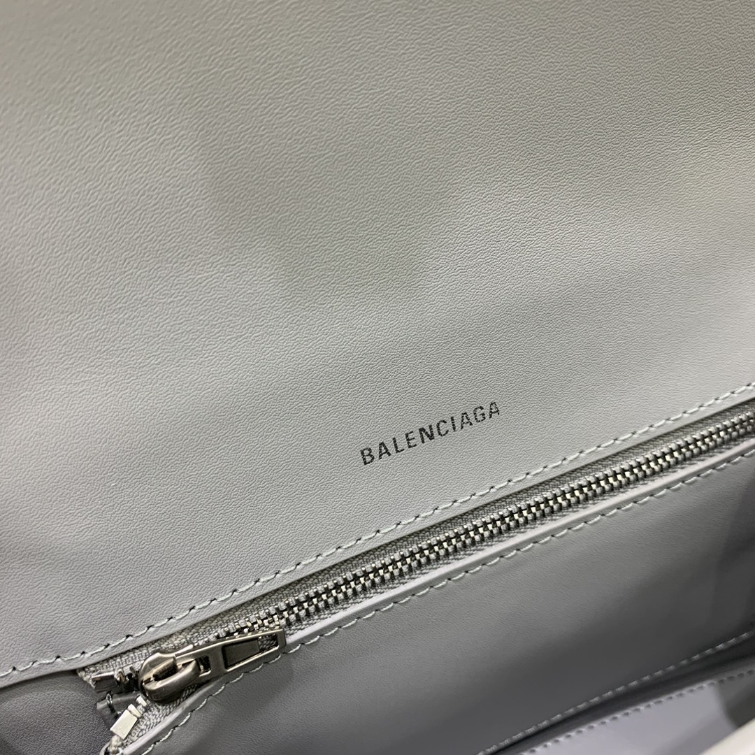 小号原单Balencia巴黎家本季重磅鳄鱼深灰沙漏包独特的标志性弧线形状造型极具辨识度一眼就让人眼前一亮