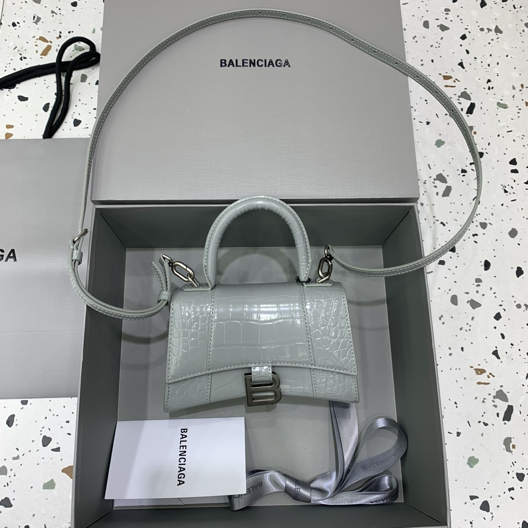 【mini号】原单Balencia巴黎家，本季重磅【鳄鱼深灰】沙漏包，独特的标志性弧线形状造型极具辨识度，一眼就让人眼前一亮呀超炫酷，外观呈现一轮半月状上坠一个金属B形拉环牛皮质感也非常感人非常有腔调，日用品还是精挑细选百搭又潮流，今年这款巴黎世家沙漏包一定会火的一塌糊涂，优雅精致又个性，一眼就让人眼前一亮，不想被人注意到都难啊，手拎斜挎都好看到爆。绝对是女神们的最爱，当然我也爱shi了！可盐可甜要的就是这效果。容量亲测：手机、零钱包、粉饼、口红、充电宝、钥匙、小包纸巾，统统可以轻松装入，支持验货。尺寸：--cm