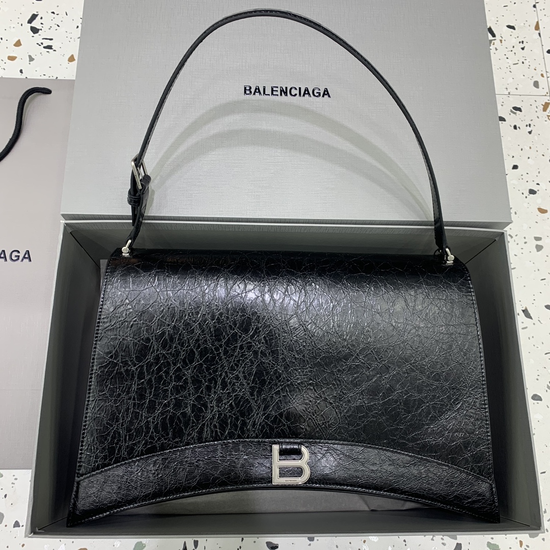 ????【新品】Balenciaga crush【大号】沙漏新款皮肩带腋下包新款褶皱系列 搭配全皮肩带 可随意切换单肩斜挎背法，帅气利落亦不失复古的感觉 \n尺寸：底长39×宽12×高25（大号）