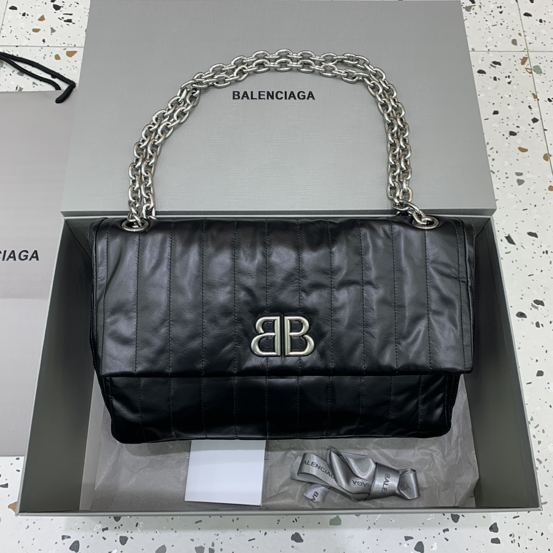 【中号】* 绗缝系列亮相于Balenciaga 2023冬季系列Look 18和Look 19✔️黑色绗缝款手感极度舒适，包身柔韧有质感。采用绗缝薄牛皮革，以柔软的皮革打造丰富的层次，饰以经典圆边BB logo®️尺寸：长32.5 x 高22 x 宽9.9厘米