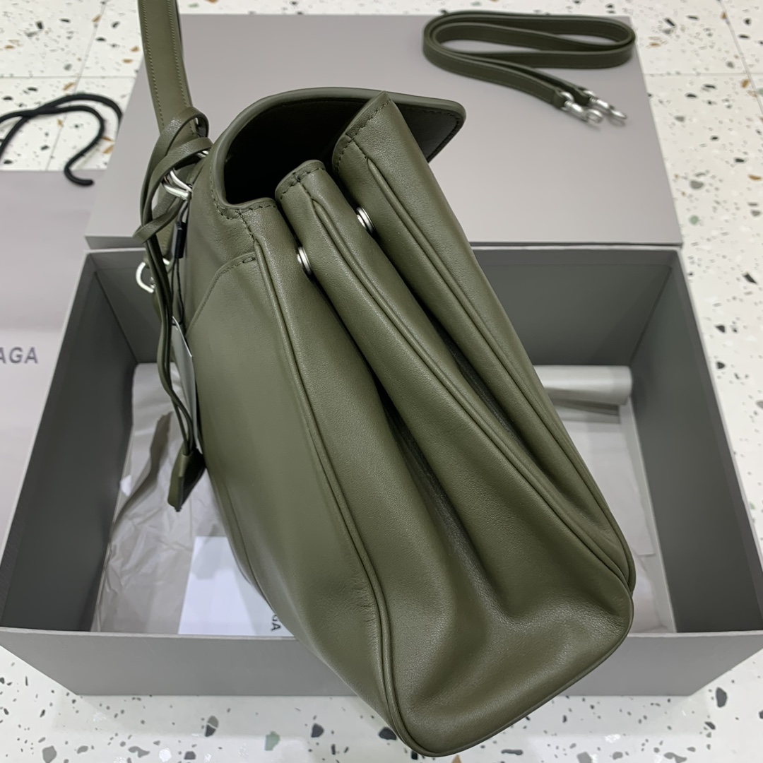 🖤【中号绿色银扣】
𝐁𝐀𝐋𝐄𝐍𝐂𝐈𝐀𝐆 𝐑𝐎𝐃𝐄𝐎 𝐁𝐀𝐆 系列手袋👜
新款可以说出道即巅峰，有是一神作，重新开创一种新的风格，慵懒塌塌的造型用在巴黎家没有任何违和 ，有种桀骜不驯的感觉，皮料看起来超有质感，黑色调性沉稳不失时髦，三个尺寸 适应不同身高、不同容量，价值与实用与工艺并存，随手拎着就能融入穿搭～颜值直接出圈
款号：78972
小号尺寸：底长29x高20x宽10cm
中号尺寸：底长35x高23x宽11cm  
大号尺寸：底长40x高30x宽13cm