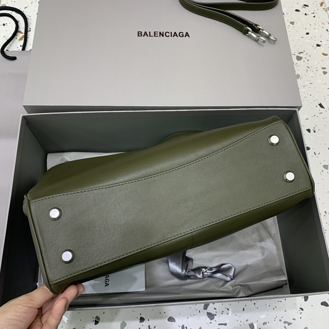 🖤【中号绿色银扣】
𝐁𝐀𝐋𝐄𝐍𝐂𝐈𝐀𝐆 𝐑𝐎𝐃𝐄𝐎 𝐁𝐀𝐆 系列手袋👜
新款可以说出道即巅峰，有是一神作，重新开创一种新的风格，慵懒塌塌的造型用在巴黎家没有任何违和 ，有种桀骜不驯的感觉，皮料看起来超有质感，黑色调性沉稳不失时髦，三个尺寸 适应不同身高、不同容量，价值与实用与工艺并存，随手拎着就能融入穿搭～颜值直接出圈
款号：78972
小号尺寸：底长29x高20x宽10cm
中号尺寸：底长35x高23x宽11cm  
大号尺寸：底长40x高30x宽13cm