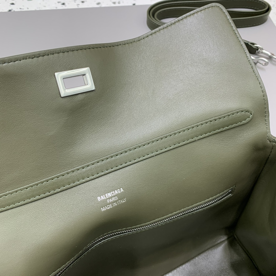 🖤【中号绿色银扣】
𝐁𝐀𝐋𝐄𝐍𝐂𝐈𝐀𝐆 𝐑𝐎𝐃𝐄𝐎 𝐁𝐀𝐆 系列手袋👜
新款可以说出道即巅峰，有是一神作，重新开创一种新的风格，慵懒塌塌的造型用在巴黎家没有任何违和 ，有种桀骜不驯的感觉，皮料看起来超有质感，黑色调性沉稳不失时髦，三个尺寸 适应不同身高、不同容量，价值与实用与工艺并存，随手拎着就能融入穿搭～颜值直接出圈
款号：78972
小号尺寸：底长29x高20x宽10cm
中号尺寸：底长35x高23x宽11cm  
大号尺寸：底长40x高30x宽13cm