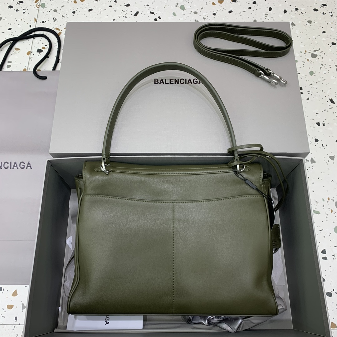 🖤【中号绿色银扣】
𝐁𝐀𝐋𝐄𝐍𝐂𝐈𝐀𝐆 𝐑𝐎𝐃𝐄𝐎 𝐁𝐀𝐆 系列手袋👜
新款可以说出道即巅峰，有是一神作，重新开创一种新的风格，慵懒塌塌的造型用在巴黎家没有任何违和 ，有种桀骜不驯的感觉，皮料看起来超有质感，黑色调性沉稳不失时髦，三个尺寸 适应不同身高、不同容量，价值与实用与工艺并存，随手拎着就能融入穿搭～颜值直接出圈
款号：78972
小号尺寸：底长29x高20x宽10cm
中号尺寸：底长35x高23x宽11cm  
大号尺寸：底长40x高30x宽13cm