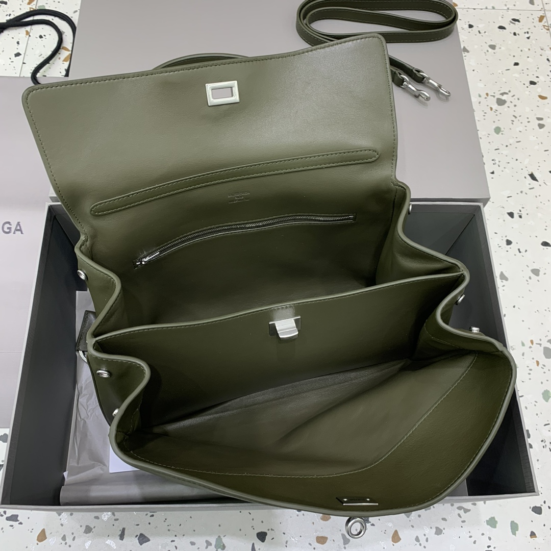 🖤【中号绿色银扣】
𝐁𝐀𝐋𝐄𝐍𝐂𝐈𝐀𝐆 𝐑𝐎𝐃𝐄𝐎 𝐁𝐀𝐆 系列手袋👜
新款可以说出道即巅峰，有是一神作，重新开创一种新的风格，慵懒塌塌的造型用在巴黎家没有任何违和 ，有种桀骜不驯的感觉，皮料看起来超有质感，黑色调性沉稳不失时髦，三个尺寸 适应不同身高、不同容量，价值与实用与工艺并存，随手拎着就能融入穿搭～颜值直接出圈
款号：78972
小号尺寸：底长29x高20x宽10cm
中号尺寸：底长35x高23x宽11cm  
大号尺寸：底长40x高30x宽13cm