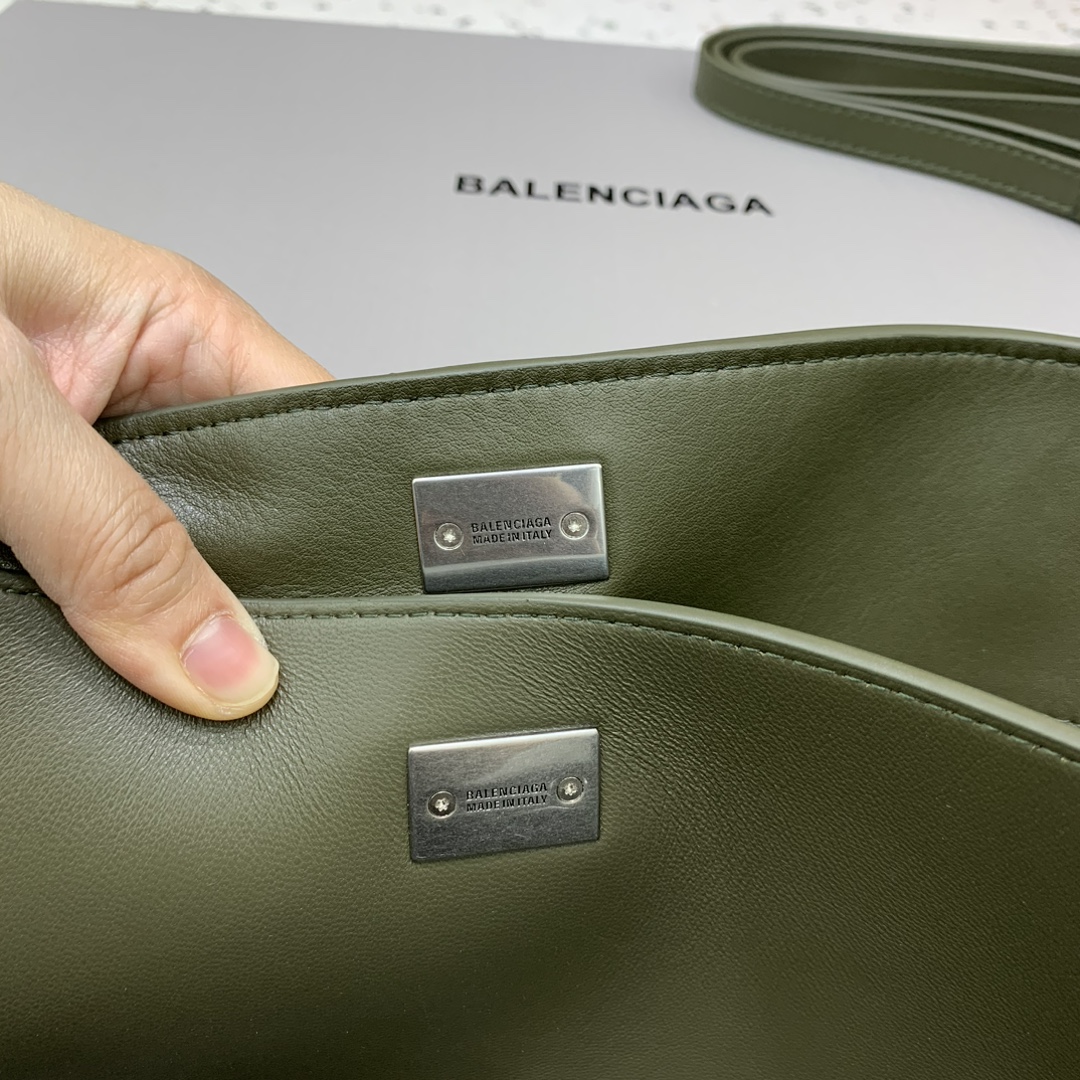 🖤【中号绿色银扣】
𝐁𝐀𝐋𝐄𝐍𝐂𝐈𝐀𝐆 𝐑𝐎𝐃𝐄𝐎 𝐁𝐀𝐆 系列手袋👜
新款可以说出道即巅峰，有是一神作，重新开创一种新的风格，慵懒塌塌的造型用在巴黎家没有任何违和 ，有种桀骜不驯的感觉，皮料看起来超有质感，黑色调性沉稳不失时髦，三个尺寸 适应不同身高、不同容量，价值与实用与工艺并存，随手拎着就能融入穿搭～颜值直接出圈
款号：78972
小号尺寸：底长29x高20x宽10cm
中号尺寸：底长35x高23x宽11cm  
大号尺寸：底长40x高30x宽13cm