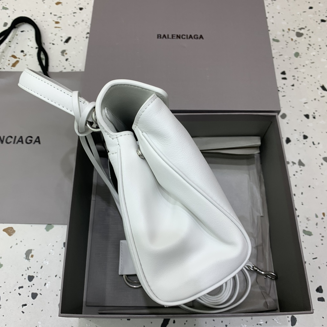 【现货】🖤Balenciag rodeo mini 【白色】
哒哒哒，mini也来咯
看完正常size的rodeo再来看mini
真的是除了可爱还是可爱
这种尺寸就不挑身高了
每个人背出来都是萌萌哒哈哈哈
而且男生女生都能背，不挑性别～
这只包的皮一定不能硬，也不能太软太亮
我们家是安排了最贵的原厂皮来做的
还有一定要做出整个包的松弛感
说实话，这个包真不好做
为了这个版型我们特地去找了我们合作手工最好的师傅来做这只包，手工费也是真的贵... 
得版型则得天下
和市场通货绝对不一样
你们到时对比就知道
爆款不用快，精雕细琢，买到对的更重要
mini：22.8×9.9×8.3cm
型号：搜78972⚠️