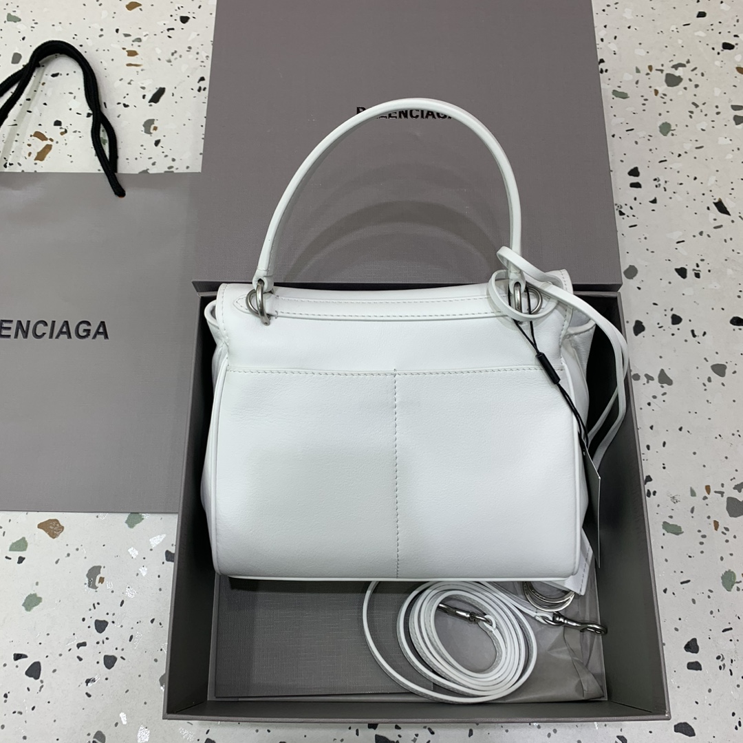 【现货】🖤Balenciag rodeo mini 【白色】
哒哒哒，mini也来咯
看完正常size的rodeo再来看mini
真的是除了可爱还是可爱
这种尺寸就不挑身高了
每个人背出来都是萌萌哒哈哈哈
而且男生女生都能背，不挑性别～
这只包的皮一定不能硬，也不能太软太亮
我们家是安排了最贵的原厂皮来做的
还有一定要做出整个包的松弛感
说实话，这个包真不好做
为了这个版型我们特地去找了我们合作手工最好的师傅来做这只包，手工费也是真的贵... 
得版型则得天下
和市场通货绝对不一样
你们到时对比就知道
爆款不用快，精雕细琢，买到对的更重要
mini：22.8×9.9×8.3cm
型号：搜78972⚠️