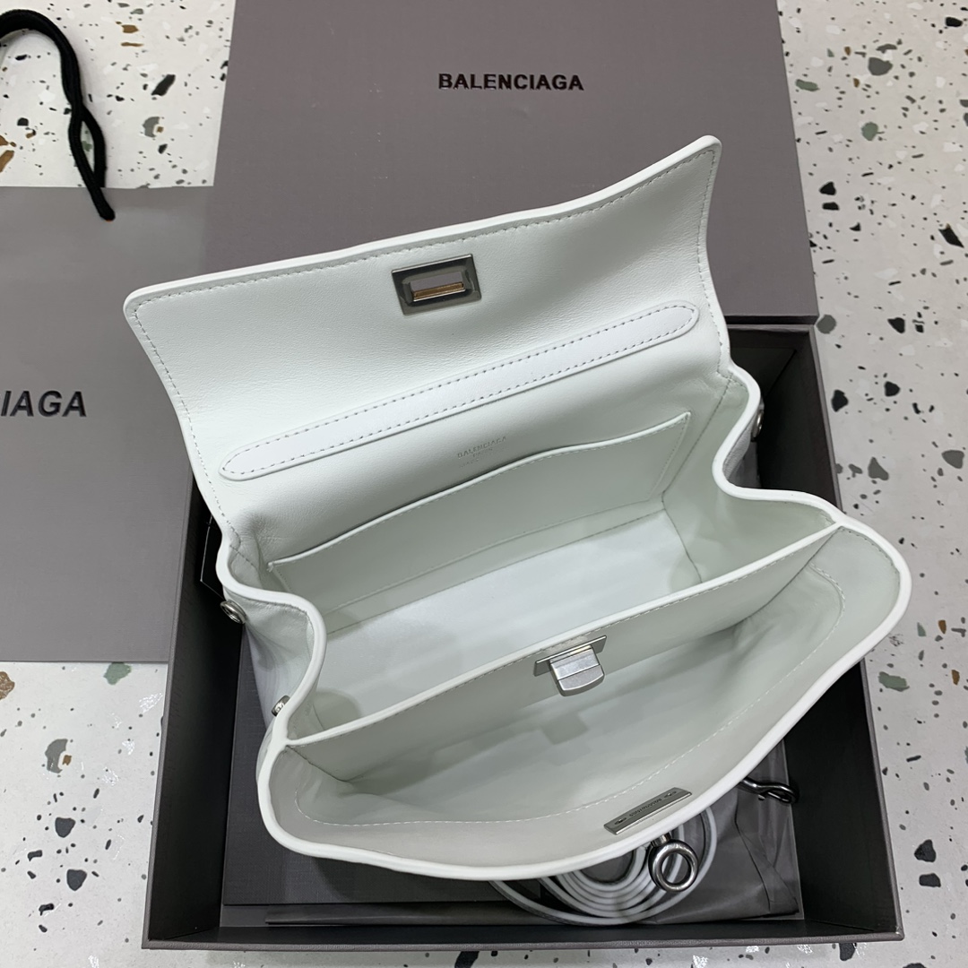 【现货】🖤Balenciag rodeo mini 【白色】
哒哒哒，mini也来咯
看完正常size的rodeo再来看mini
真的是除了可爱还是可爱
这种尺寸就不挑身高了
每个人背出来都是萌萌哒哈哈哈
而且男生女生都能背，不挑性别～
这只包的皮一定不能硬，也不能太软太亮
我们家是安排了最贵的原厂皮来做的
还有一定要做出整个包的松弛感
说实话，这个包真不好做
为了这个版型我们特地去找了我们合作手工最好的师傅来做这只包，手工费也是真的贵... 
得版型则得天下
和市场通货绝对不一样
你们到时对比就知道
爆款不用快，精雕细琢，买到对的更重要
mini：22.8×9.9×8.3cm
型号：搜78972⚠️