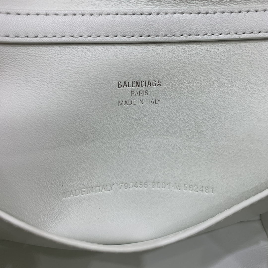 【现货】🖤Balenciag rodeo mini 【白色】
哒哒哒，mini也来咯
看完正常size的rodeo再来看mini
真的是除了可爱还是可爱
这种尺寸就不挑身高了
每个人背出来都是萌萌哒哈哈哈
而且男生女生都能背，不挑性别～
这只包的皮一定不能硬，也不能太软太亮
我们家是安排了最贵的原厂皮来做的
还有一定要做出整个包的松弛感
说实话，这个包真不好做
为了这个版型我们特地去找了我们合作手工最好的师傅来做这只包，手工费也是真的贵... 
得版型则得天下
和市场通货绝对不一样
你们到时对比就知道
爆款不用快，精雕细琢，买到对的更重要
mini：22.8×9.9×8.3cm
型号：搜78972⚠️