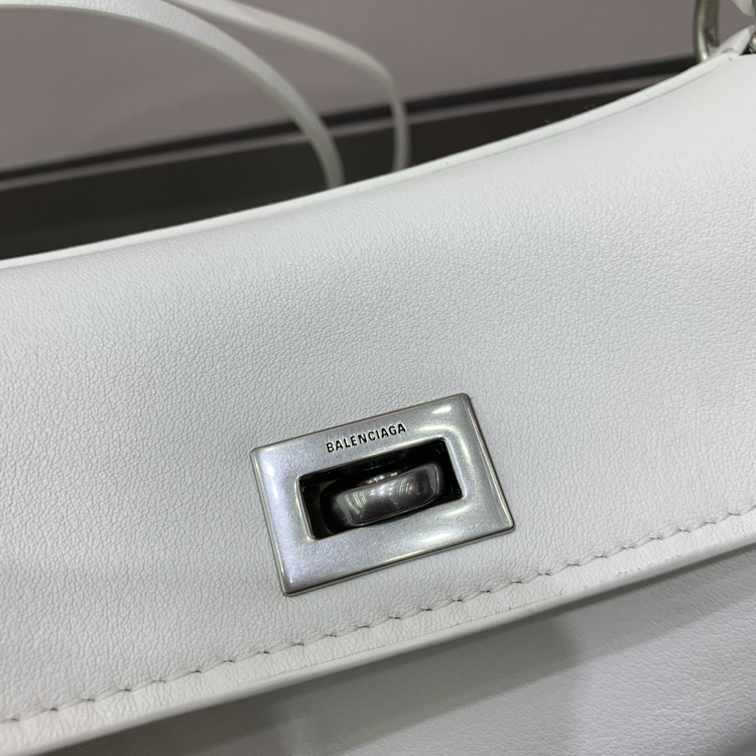 【现货】🖤Balenciag rodeo mini 【白色】
哒哒哒，mini也来咯
看完正常size的rodeo再来看mini
真的是除了可爱还是可爱
这种尺寸就不挑身高了
每个人背出来都是萌萌哒哈哈哈
而且男生女生都能背，不挑性别～
这只包的皮一定不能硬，也不能太软太亮
我们家是安排了最贵的原厂皮来做的
还有一定要做出整个包的松弛感
说实话，这个包真不好做
为了这个版型我们特地去找了我们合作手工最好的师傅来做这只包，手工费也是真的贵... 
得版型则得天下
和市场通货绝对不一样
你们到时对比就知道
爆款不用快，精雕细琢，买到对的更重要
mini：22.8×9.9×8.3cm
型号：搜78972⚠️