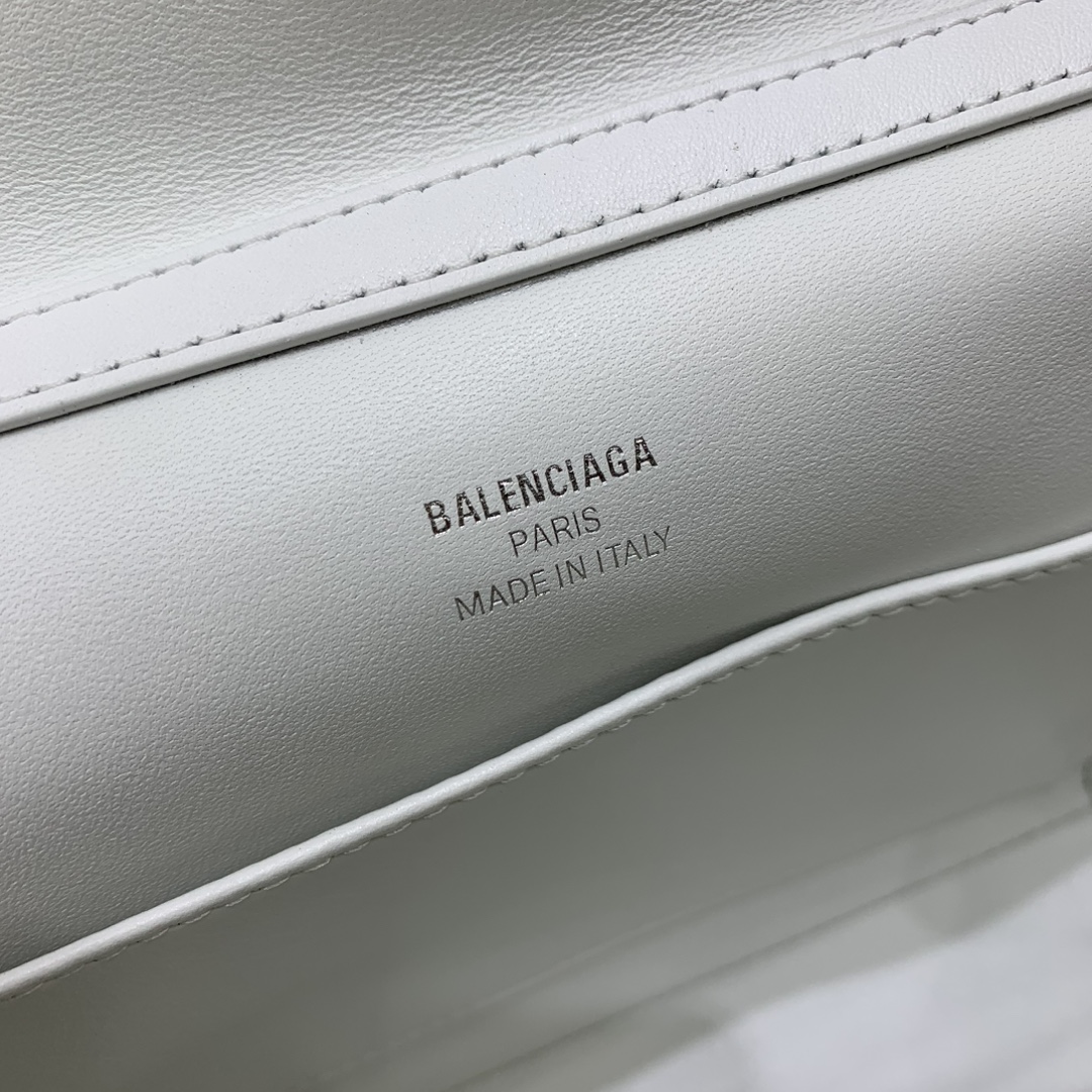 【现货】🖤Balenciag rodeo mini 【白色】
哒哒哒，mini也来咯
看完正常size的rodeo再来看mini
真的是除了可爱还是可爱
这种尺寸就不挑身高了
每个人背出来都是萌萌哒哈哈哈
而且男生女生都能背，不挑性别～
这只包的皮一定不能硬，也不能太软太亮
我们家是安排了最贵的原厂皮来做的
还有一定要做出整个包的松弛感
说实话，这个包真不好做
为了这个版型我们特地去找了我们合作手工最好的师傅来做这只包，手工费也是真的贵... 
得版型则得天下
和市场通货绝对不一样
你们到时对比就知道
爆款不用快，精雕细琢，买到对的更重要
mini：22.8×9.9×8.3cm
型号：搜78972⚠️