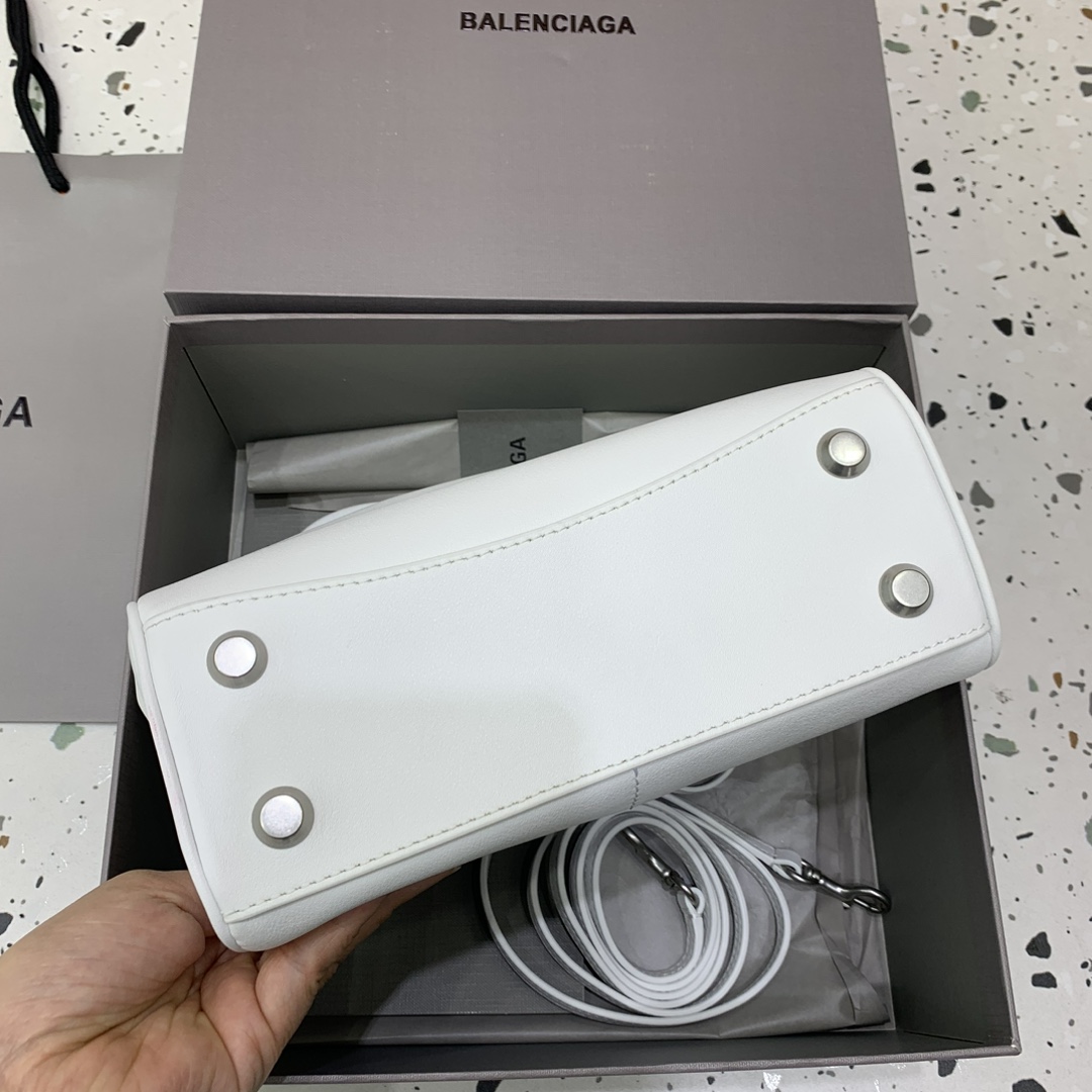 【现货】🖤Balenciag rodeo mini 【白色】
哒哒哒，mini也来咯
看完正常size的rodeo再来看mini
真的是除了可爱还是可爱
这种尺寸就不挑身高了
每个人背出来都是萌萌哒哈哈哈
而且男生女生都能背，不挑性别～
这只包的皮一定不能硬，也不能太软太亮
我们家是安排了最贵的原厂皮来做的
还有一定要做出整个包的松弛感
说实话，这个包真不好做
为了这个版型我们特地去找了我们合作手工最好的师傅来做这只包，手工费也是真的贵... 
得版型则得天下
和市场通货绝对不一样
你们到时对比就知道
爆款不用快，精雕细琢，买到对的更重要
mini：22.8×9.9×8.3cm
型号：搜78972⚠️