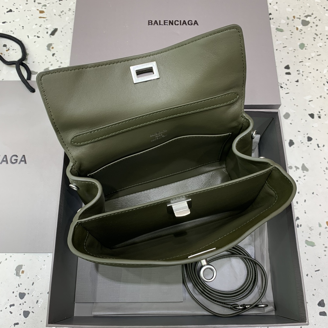 【现货】🖤Balenciag rodeo mini 【绿色】
哒哒哒，mini也来咯
看完正常size的rodeo再来看mini
真的是除了可爱还是可爱
这种尺寸就不挑身高了
每个人背出来都是萌萌哒哈哈哈
而且男生女生都能背，不挑性别～
这只包的皮一定不能硬，也不能太软太亮
我们家是安排了最贵的原厂皮来做的
还有一定要做出整个包的松弛感
说实话，这个包真不好做
为了这个版型我们特地去找了我们合作手工最好的师傅来做这只包，手工费也是真的贵... 
得版型则得天下
和市场通货绝对不一样
你们到时对比就知道
爆款不用快，精雕细琢，买到对的更重要
mini：22.8×9.9×8.3cm
型号：搜78972⚠️