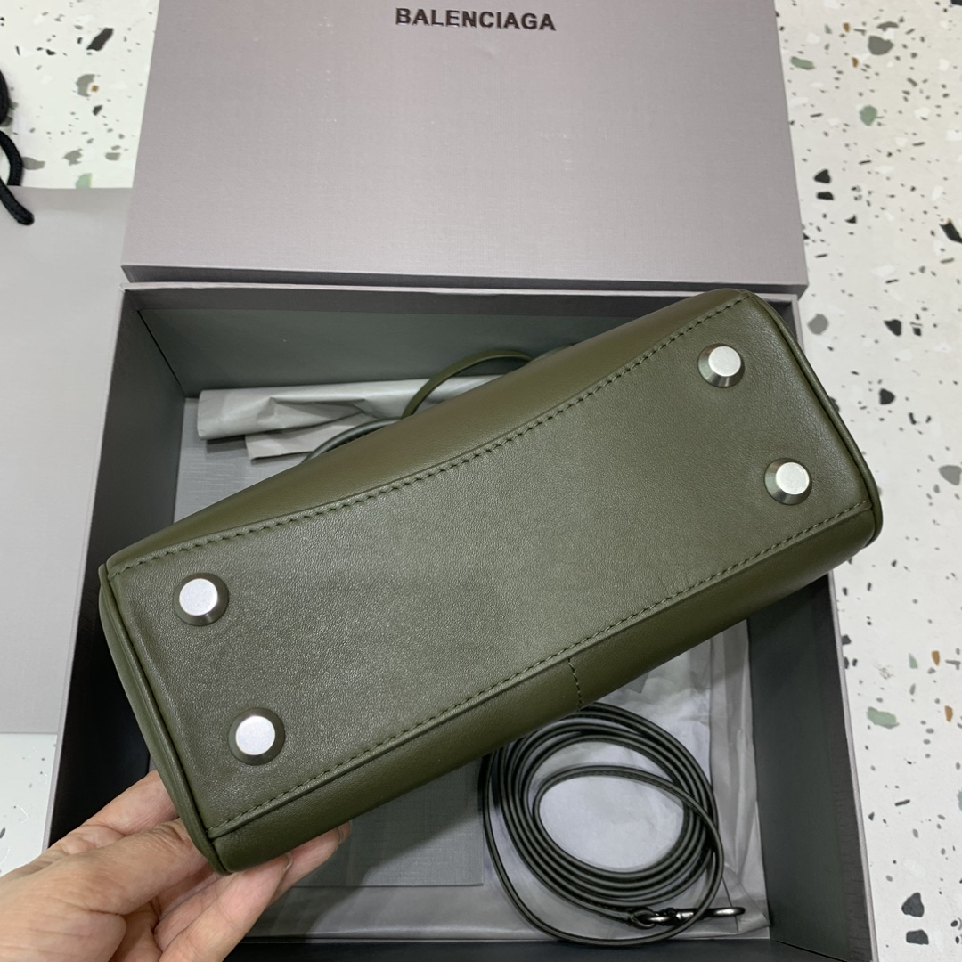 【现货】🖤Balenciag rodeo mini 【绿色】
哒哒哒，mini也来咯
看完正常size的rodeo再来看mini
真的是除了可爱还是可爱
这种尺寸就不挑身高了
每个人背出来都是萌萌哒哈哈哈
而且男生女生都能背，不挑性别～
这只包的皮一定不能硬，也不能太软太亮
我们家是安排了最贵的原厂皮来做的
还有一定要做出整个包的松弛感
说实话，这个包真不好做
为了这个版型我们特地去找了我们合作手工最好的师傅来做这只包，手工费也是真的贵... 
得版型则得天下
和市场通货绝对不一样
你们到时对比就知道
爆款不用快，精雕细琢，买到对的更重要
mini：22.8×9.9×8.3cm
型号：搜78972⚠️