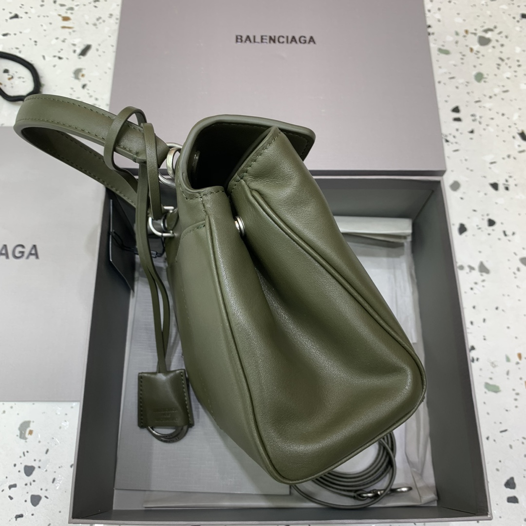 【现货】🖤Balenciag rodeo mini 【绿色】
哒哒哒，mini也来咯
看完正常size的rodeo再来看mini
真的是除了可爱还是可爱
这种尺寸就不挑身高了
每个人背出来都是萌萌哒哈哈哈
而且男生女生都能背，不挑性别～
这只包的皮一定不能硬，也不能太软太亮
我们家是安排了最贵的原厂皮来做的
还有一定要做出整个包的松弛感
说实话，这个包真不好做
为了这个版型我们特地去找了我们合作手工最好的师傅来做这只包，手工费也是真的贵... 
得版型则得天下
和市场通货绝对不一样
你们到时对比就知道
爆款不用快，精雕细琢，买到对的更重要
mini：22.8×9.9×8.3cm
型号：搜78972⚠️