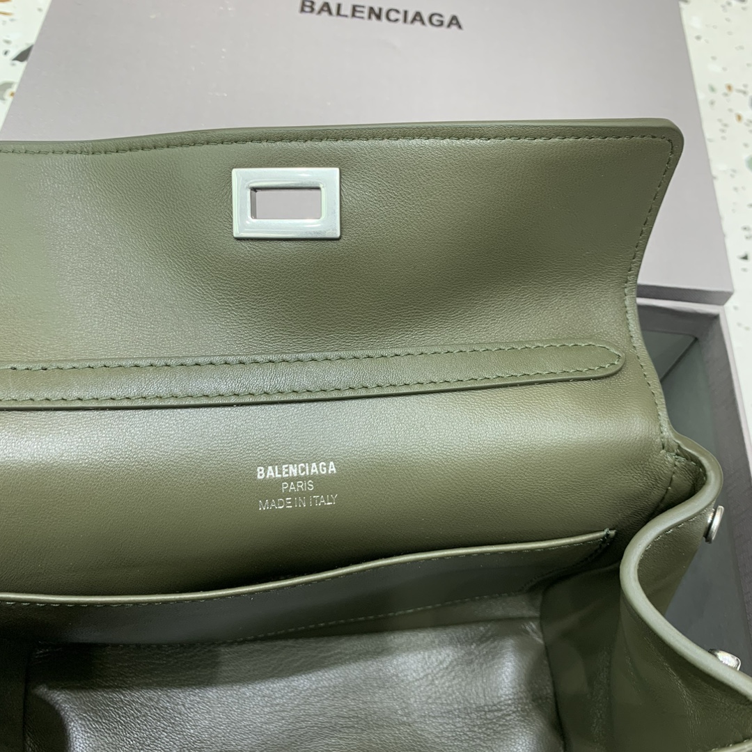 【现货】🖤Balenciag rodeo mini 【绿色】
哒哒哒，mini也来咯
看完正常size的rodeo再来看mini
真的是除了可爱还是可爱
这种尺寸就不挑身高了
每个人背出来都是萌萌哒哈哈哈
而且男生女生都能背，不挑性别～
这只包的皮一定不能硬，也不能太软太亮
我们家是安排了最贵的原厂皮来做的
还有一定要做出整个包的松弛感
说实话，这个包真不好做
为了这个版型我们特地去找了我们合作手工最好的师傅来做这只包，手工费也是真的贵... 
得版型则得天下
和市场通货绝对不一样
你们到时对比就知道
爆款不用快，精雕细琢，买到对的更重要
mini：22.8×9.9×8.3cm
型号：搜78972⚠️