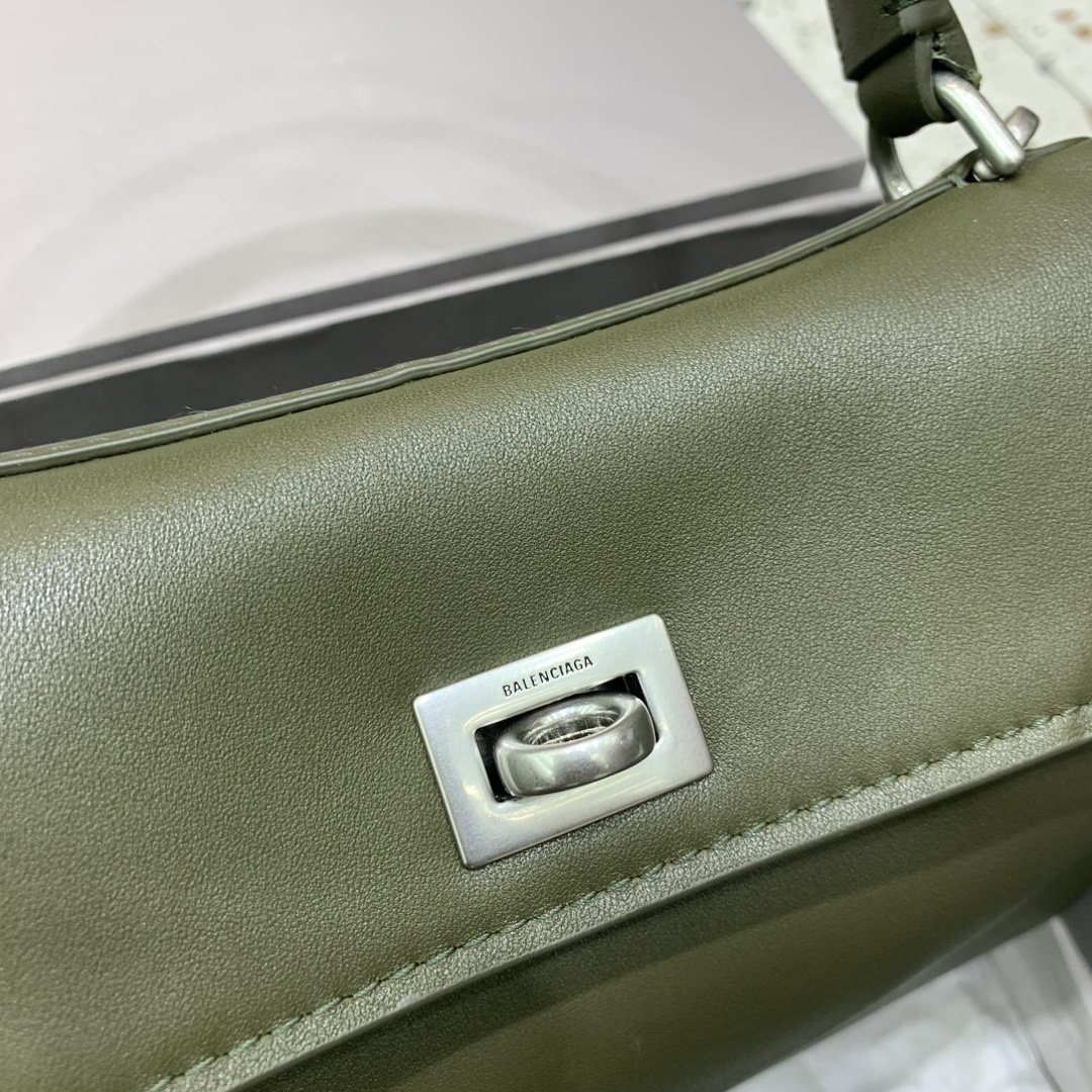 【现货】🖤Balenciag rodeo mini 【绿色】
哒哒哒，mini也来咯
看完正常size的rodeo再来看mini
真的是除了可爱还是可爱
这种尺寸就不挑身高了
每个人背出来都是萌萌哒哈哈哈
而且男生女生都能背，不挑性别～
这只包的皮一定不能硬，也不能太软太亮
我们家是安排了最贵的原厂皮来做的
还有一定要做出整个包的松弛感
说实话，这个包真不好做
为了这个版型我们特地去找了我们合作手工最好的师傅来做这只包，手工费也是真的贵... 
得版型则得天下
和市场通货绝对不一样
你们到时对比就知道
爆款不用快，精雕细琢，买到对的更重要
mini：22.8×9.9×8.3cm
型号：搜78972⚠️