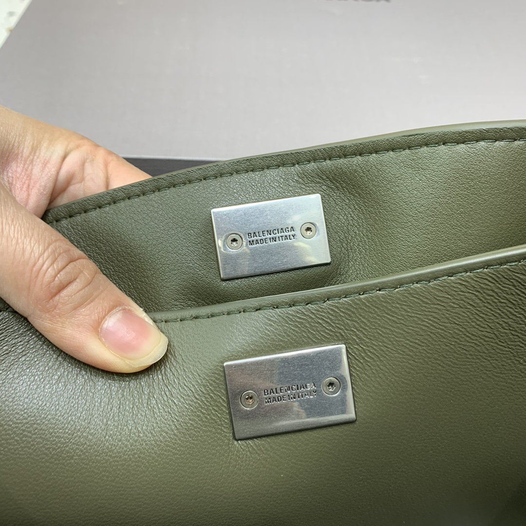 【现货】🖤Balenciag rodeo mini 【绿色】
哒哒哒，mini也来咯
看完正常size的rodeo再来看mini
真的是除了可爱还是可爱
这种尺寸就不挑身高了
每个人背出来都是萌萌哒哈哈哈
而且男生女生都能背，不挑性别～
这只包的皮一定不能硬，也不能太软太亮
我们家是安排了最贵的原厂皮来做的
还有一定要做出整个包的松弛感
说实话，这个包真不好做
为了这个版型我们特地去找了我们合作手工最好的师傅来做这只包，手工费也是真的贵... 
得版型则得天下
和市场通货绝对不一样
你们到时对比就知道
爆款不用快，精雕细琢，买到对的更重要
mini：22.8×9.9×8.3cm
型号：搜78972⚠️