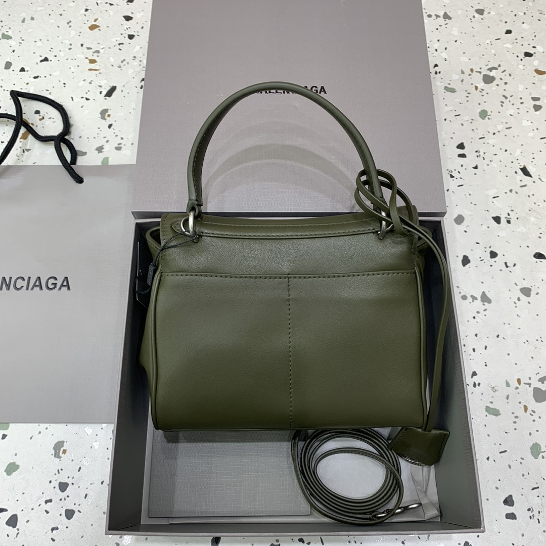 【现货】🖤Balenciag rodeo mini 【绿色】
哒哒哒，mini也来咯
看完正常size的rodeo再来看mini
真的是除了可爱还是可爱
这种尺寸就不挑身高了
每个人背出来都是萌萌哒哈哈哈
而且男生女生都能背，不挑性别～
这只包的皮一定不能硬，也不能太软太亮
我们家是安排了最贵的原厂皮来做的
还有一定要做出整个包的松弛感
说实话，这个包真不好做
为了这个版型我们特地去找了我们合作手工最好的师傅来做这只包，手工费也是真的贵... 
得版型则得天下
和市场通货绝对不一样
你们到时对比就知道
爆款不用快，精雕细琢，买到对的更重要
mini：22.8×9.9×8.3cm
型号：搜78972⚠️