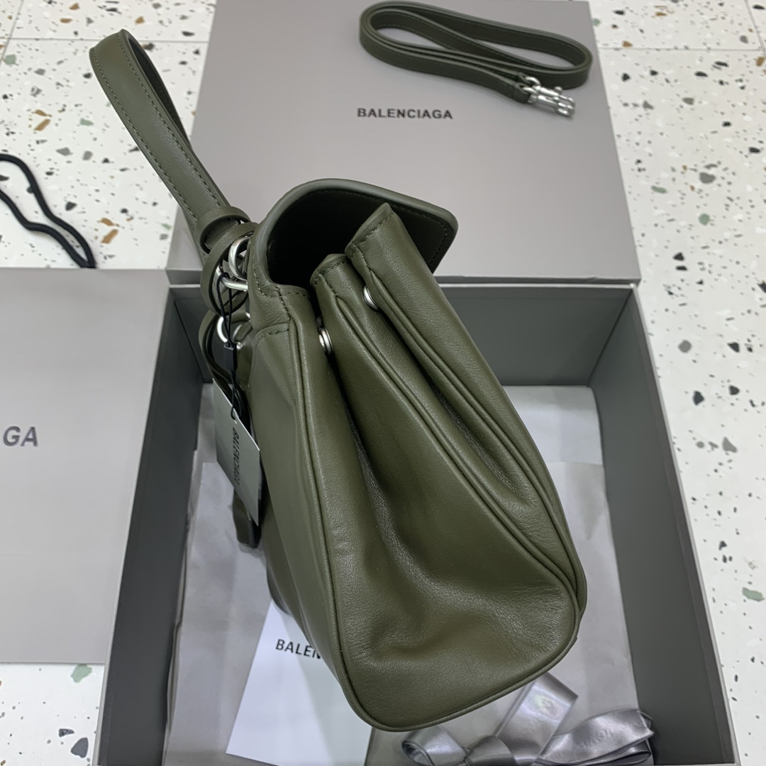 🖤【小号绿色银扣】
𝐁𝐀𝐋𝐄𝐍𝐂𝐈𝐀𝐆 𝐑𝐎𝐃𝐄𝐎 𝐁𝐀𝐆 系列手袋👜
新款可以说出道即巅峰，有是一神作，重新开创一种新的风格，慵懒塌塌的造型用在巴黎家没有任何违和 ，有种桀骜不驯的感觉，皮料看起来超有质感，黑色调性沉稳不失时髦，三个尺寸 适应不同身高、不同容量，价值与实用与工艺并存，随手拎着就能融入穿搭～颜值直接出圈
款号：78972
小号尺寸：底长29x高20x宽10cm
中号尺寸：底长35x高23x宽11cm  
大号尺寸：底长40x高30x宽13cm