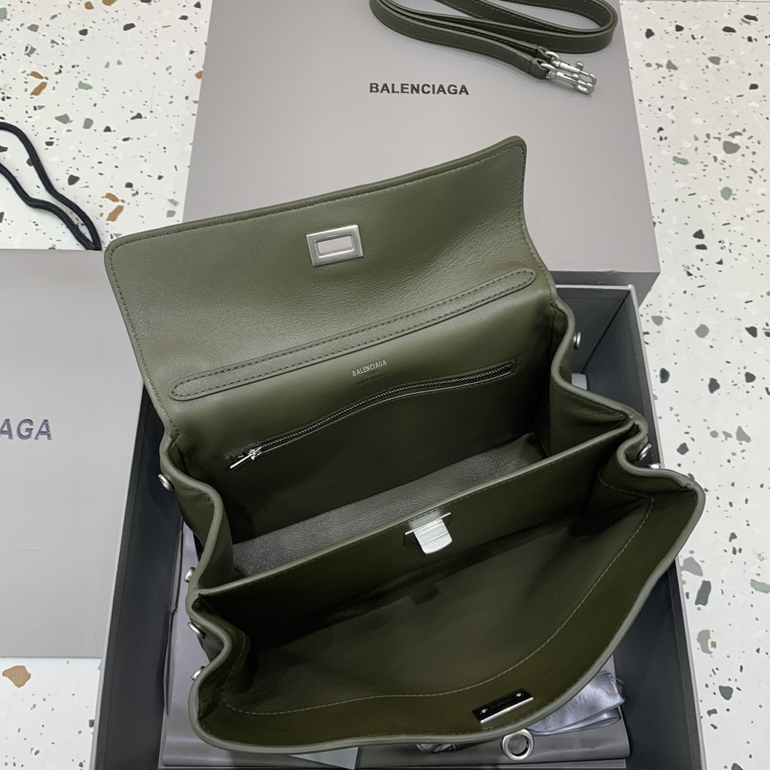 🖤【小号绿色银扣】
𝐁𝐀𝐋𝐄𝐍𝐂𝐈𝐀𝐆 𝐑𝐎𝐃𝐄𝐎 𝐁𝐀𝐆 系列手袋👜
新款可以说出道即巅峰，有是一神作，重新开创一种新的风格，慵懒塌塌的造型用在巴黎家没有任何违和 ，有种桀骜不驯的感觉，皮料看起来超有质感，黑色调性沉稳不失时髦，三个尺寸 适应不同身高、不同容量，价值与实用与工艺并存，随手拎着就能融入穿搭～颜值直接出圈
款号：78972
小号尺寸：底长29x高20x宽10cm
中号尺寸：底长35x高23x宽11cm  
大号尺寸：底长40x高30x宽13cm