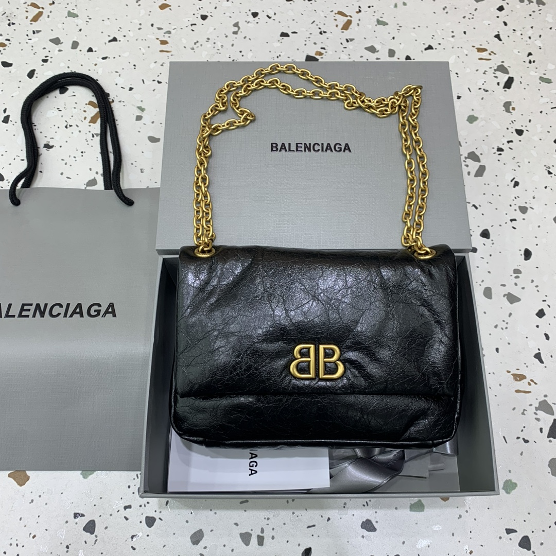 BALENCIAG 【Mini 】Monaco\n新款mini的Monaco 太好看了，完美的尺寸，软乎乎的很有松弛的感觉 像枕头一样柔软的包包 可以满足各种搭配需求的一款 超柔软小牛皮  经典圆边 BB logo  时髦精必须背上身啊！型号：‼\nMINI SIZE：--cm