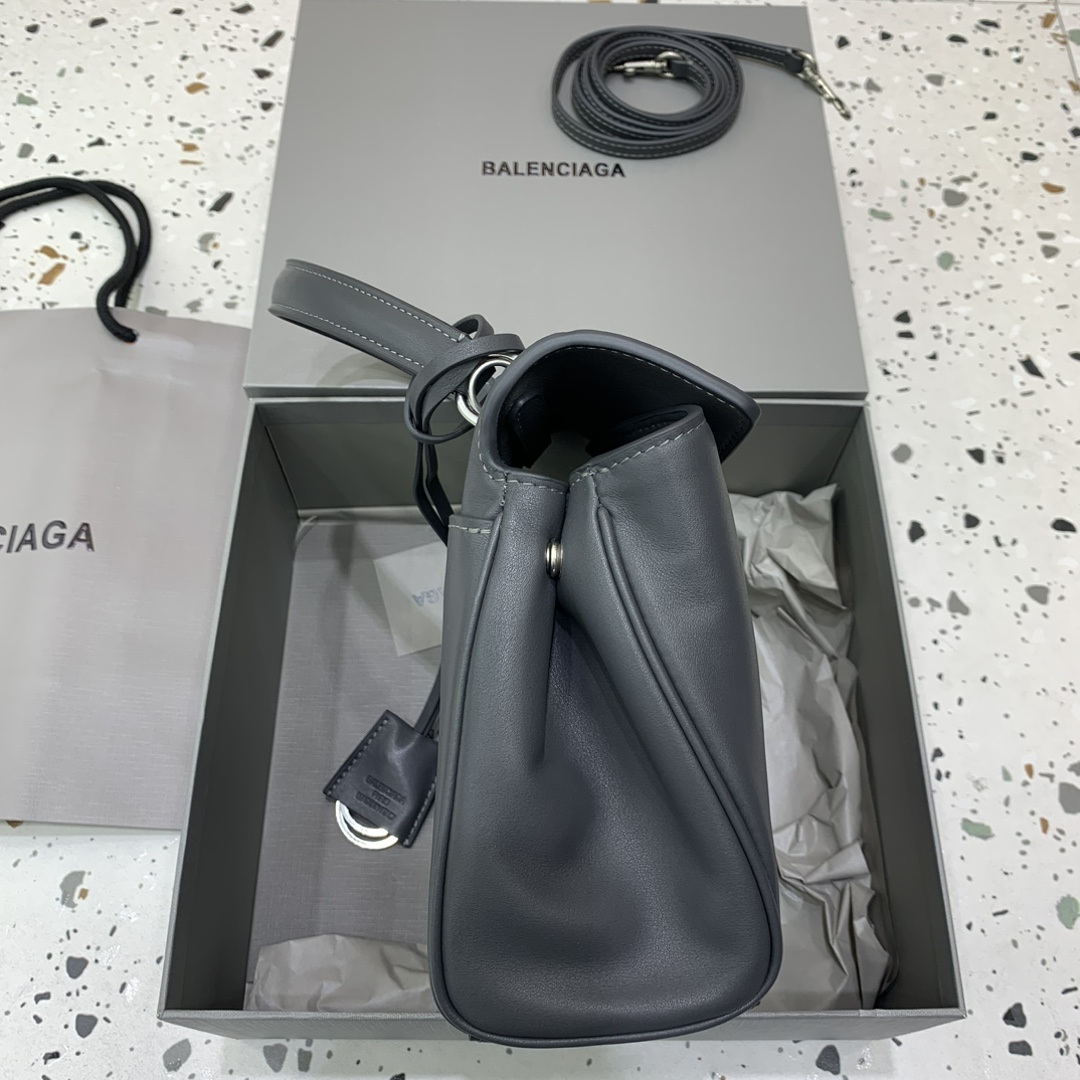 【现货】🖤Balenciag rodeo mini 【高级灰】
哒哒哒，mini也来咯
看完正常size的rodeo再来看mini
真的是除了可爱还是可爱
这种尺寸就不挑身高了
每个人背出来都是萌萌哒哈哈哈
而且男生女生都能背，不挑性别～
这只包的皮一定不能硬，也不能太软太亮
我们家是安排了最贵的原厂皮来做的
还有一定要做出整个包的松弛感
说实话，这个包真不好做
为了这个版型我们特地去找了我们合作手工最好的师傅来做这只包，手工费也是真的贵... 
得版型则得天下
和市场通货绝对不一样
你们到时对比就知道
爆款不用快，精雕细琢，买到对的更重要
mini：22.8×9.9×8.3cm
型号：搜78972⚠️